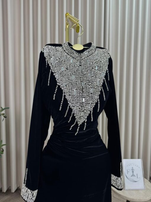 ⁦فستان سهرة مخمل لون أسود⁩ - الصورة ⁦3⁩