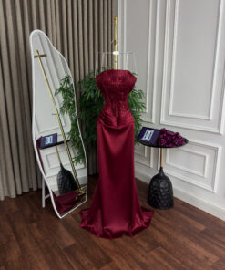 فستان عنّابي طويل