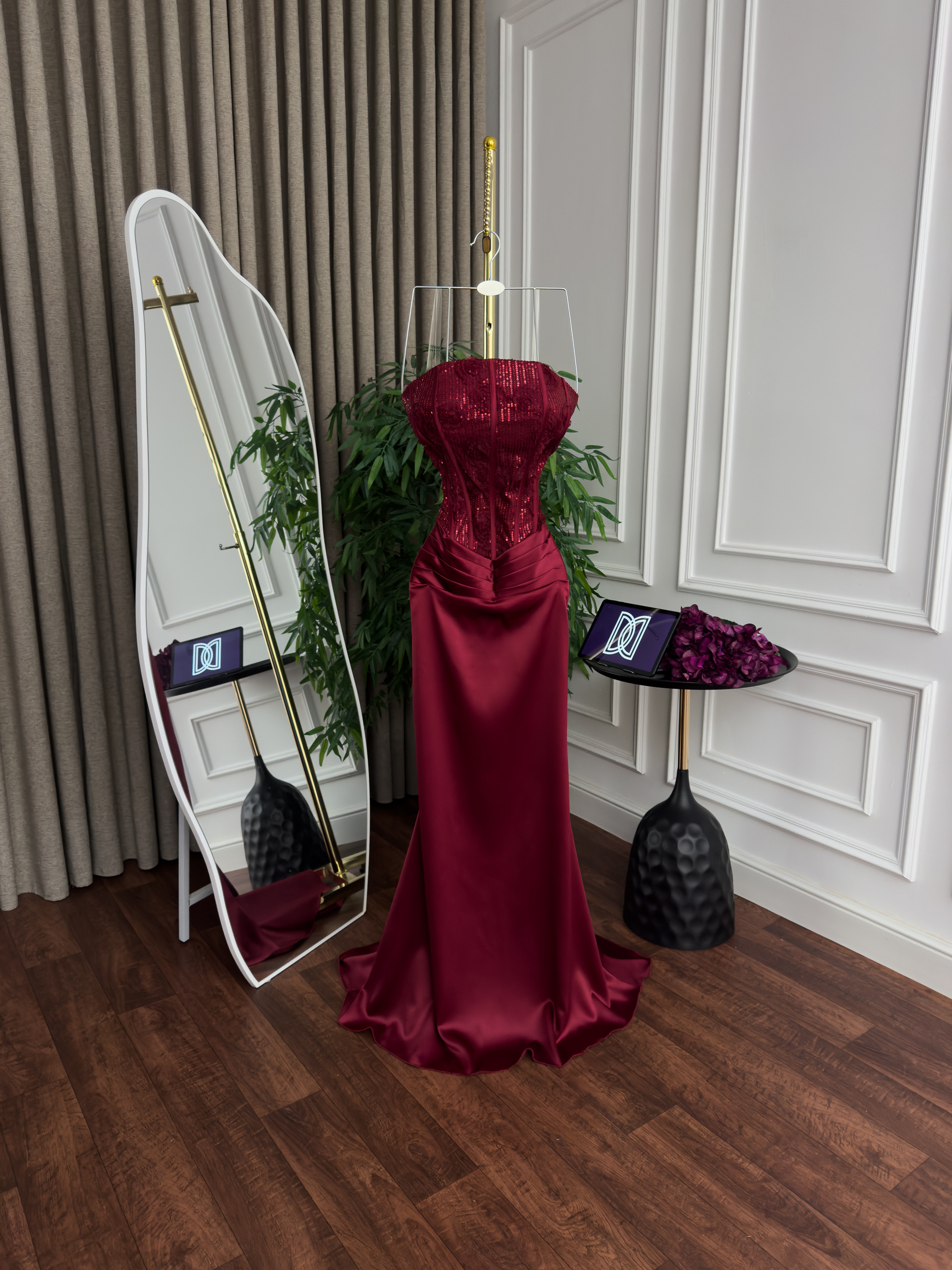 فستان عنّابي طويل