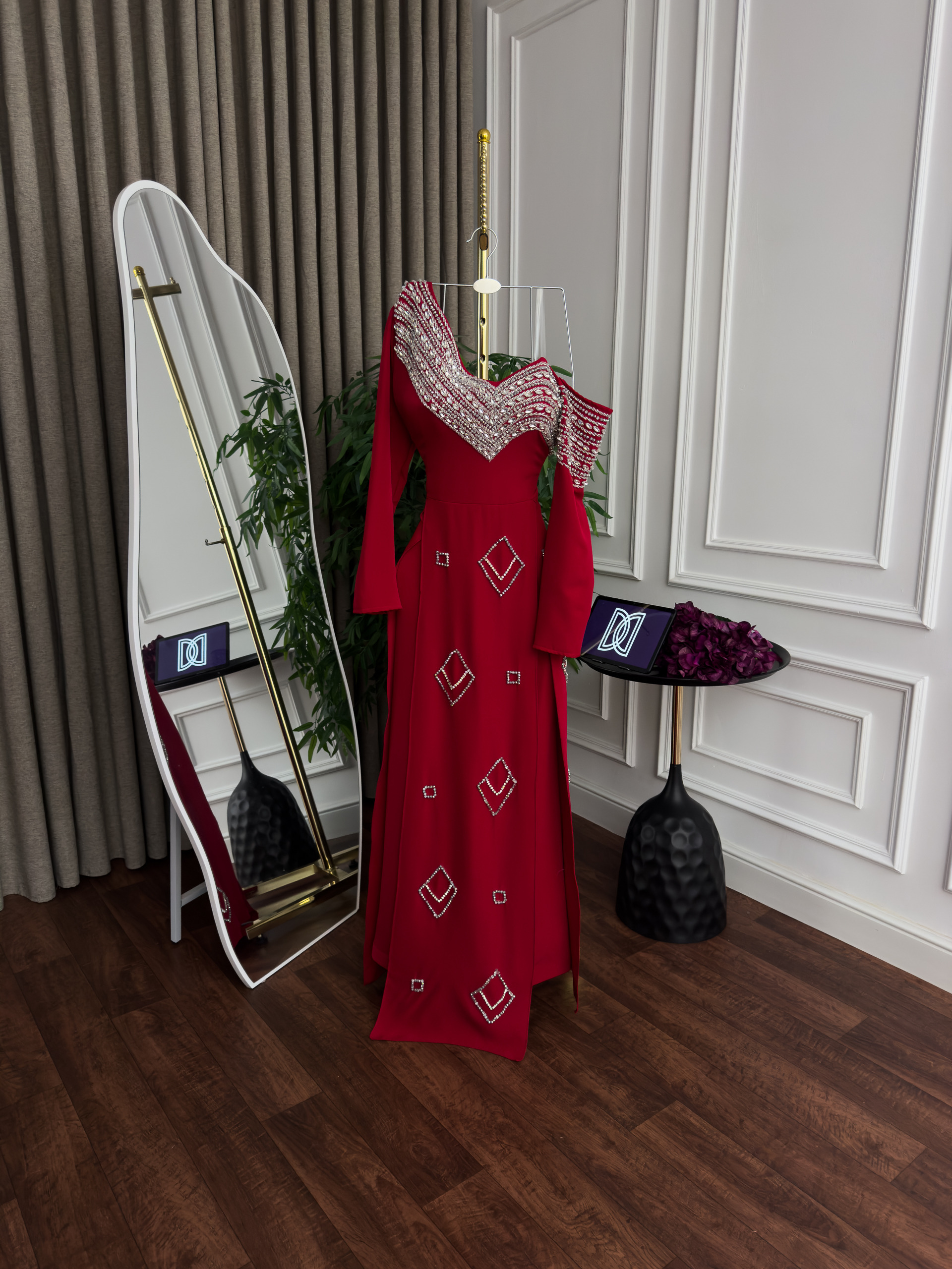 فستان سهرة أحمر ملكي