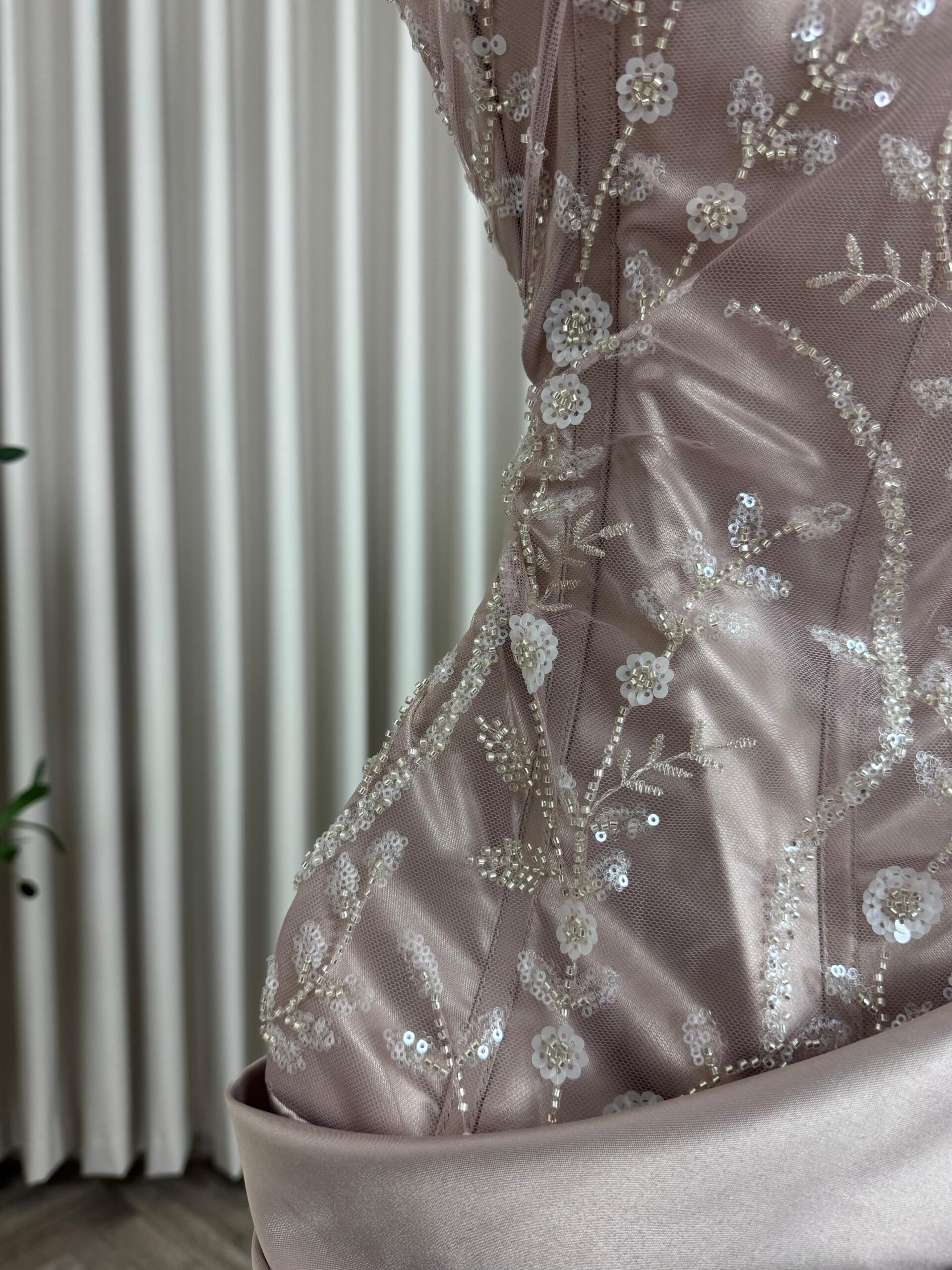 فستان سهرة بلون وردي - الصورة 4