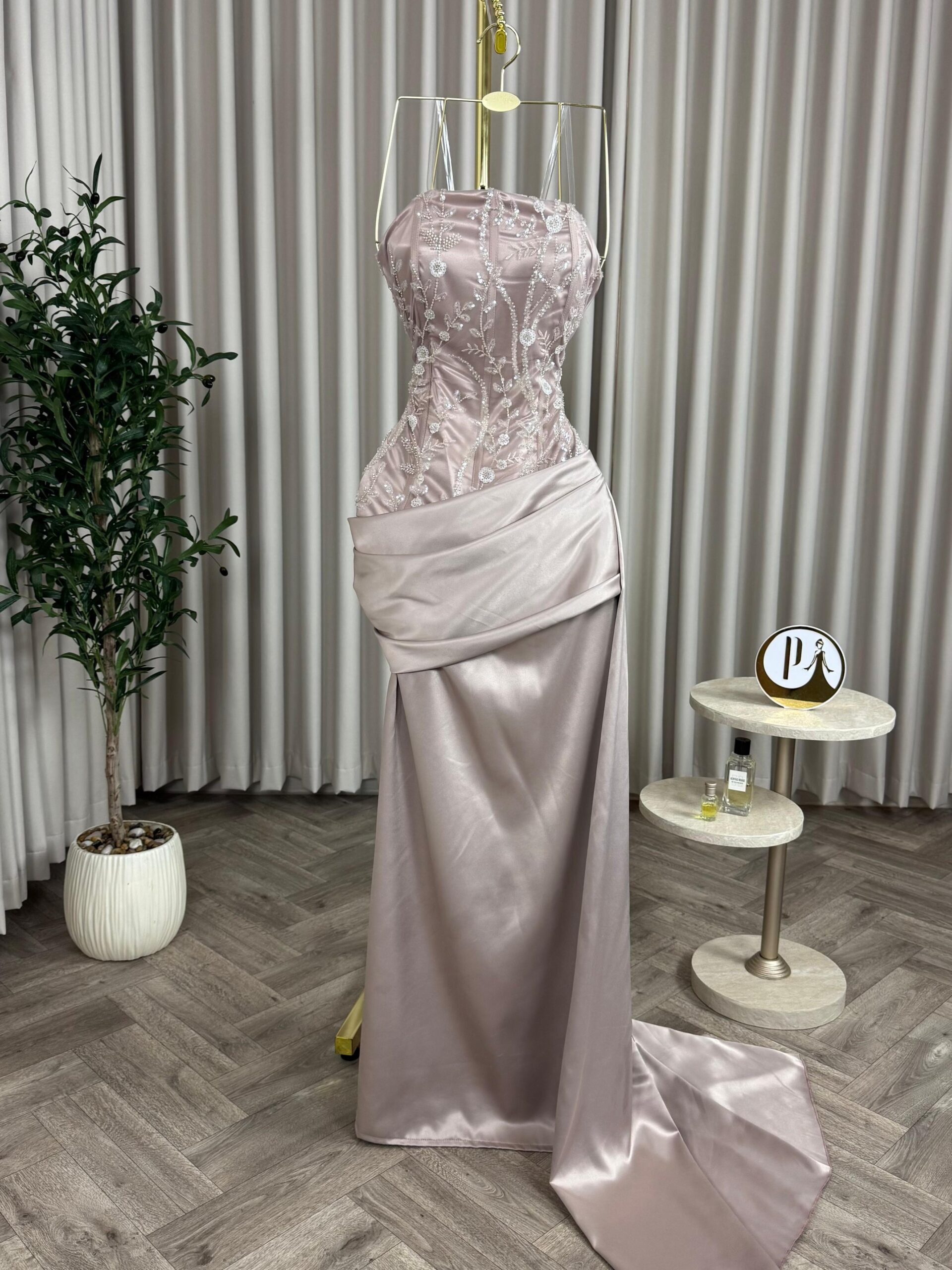 فستان سهرة بلون وردي - الصورة 3