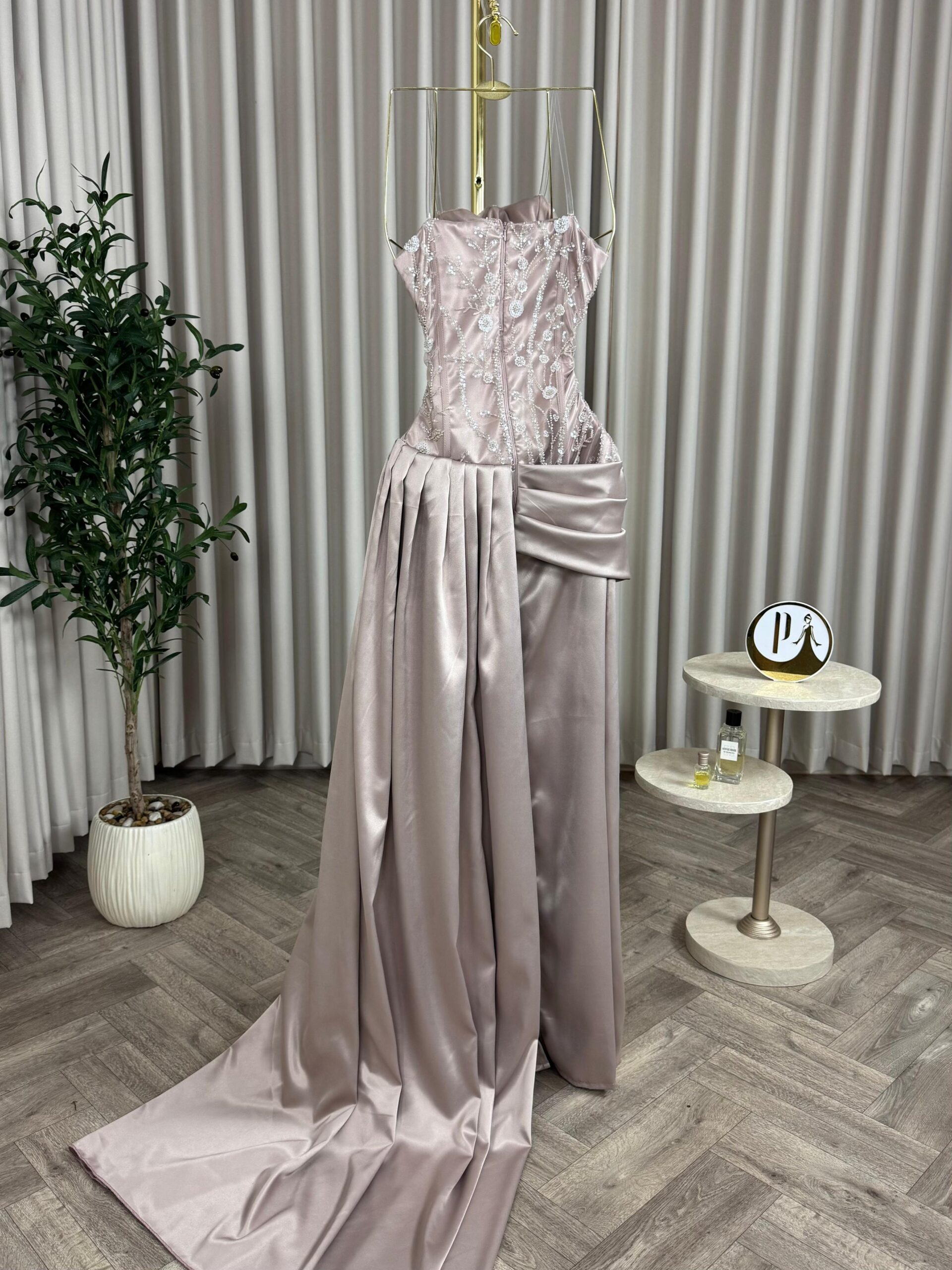 فستان سهرة بلون وردي - الصورة 2