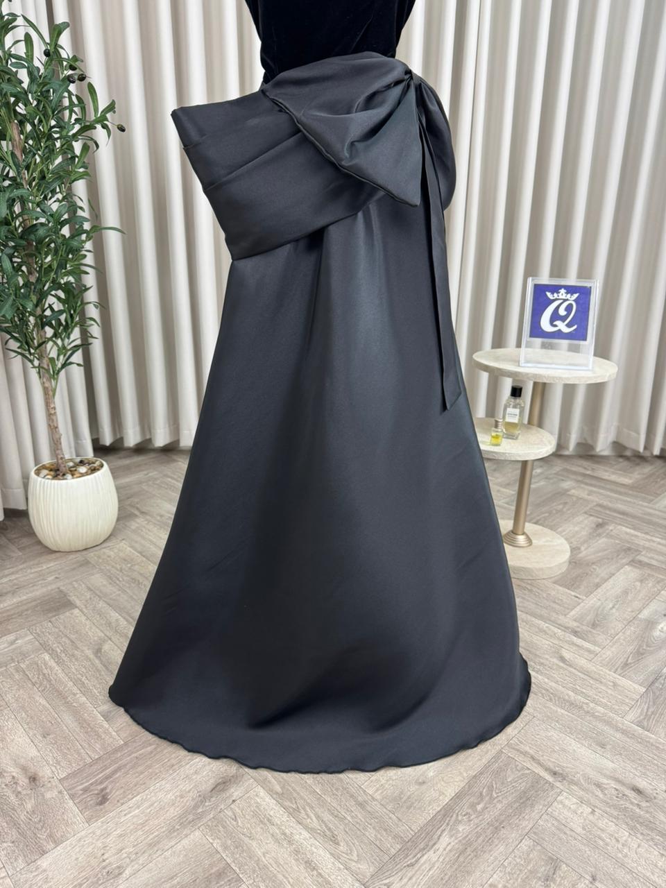 فستان سهرة بلون أسود - الصورة 4