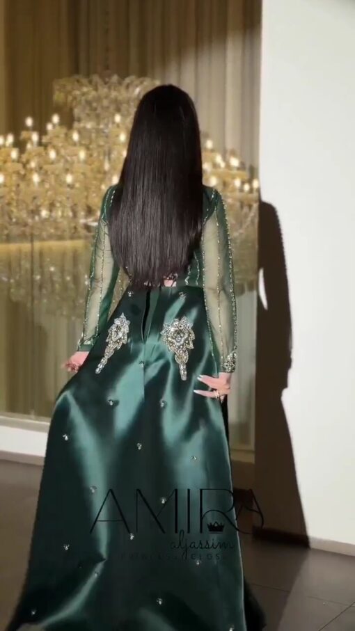 ⁦فستان سهرة أخضر بذيل طويل⁩ - الصورة ⁦5⁩
