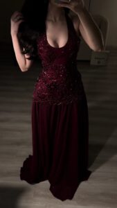 فساتين سهرة لون عنابي