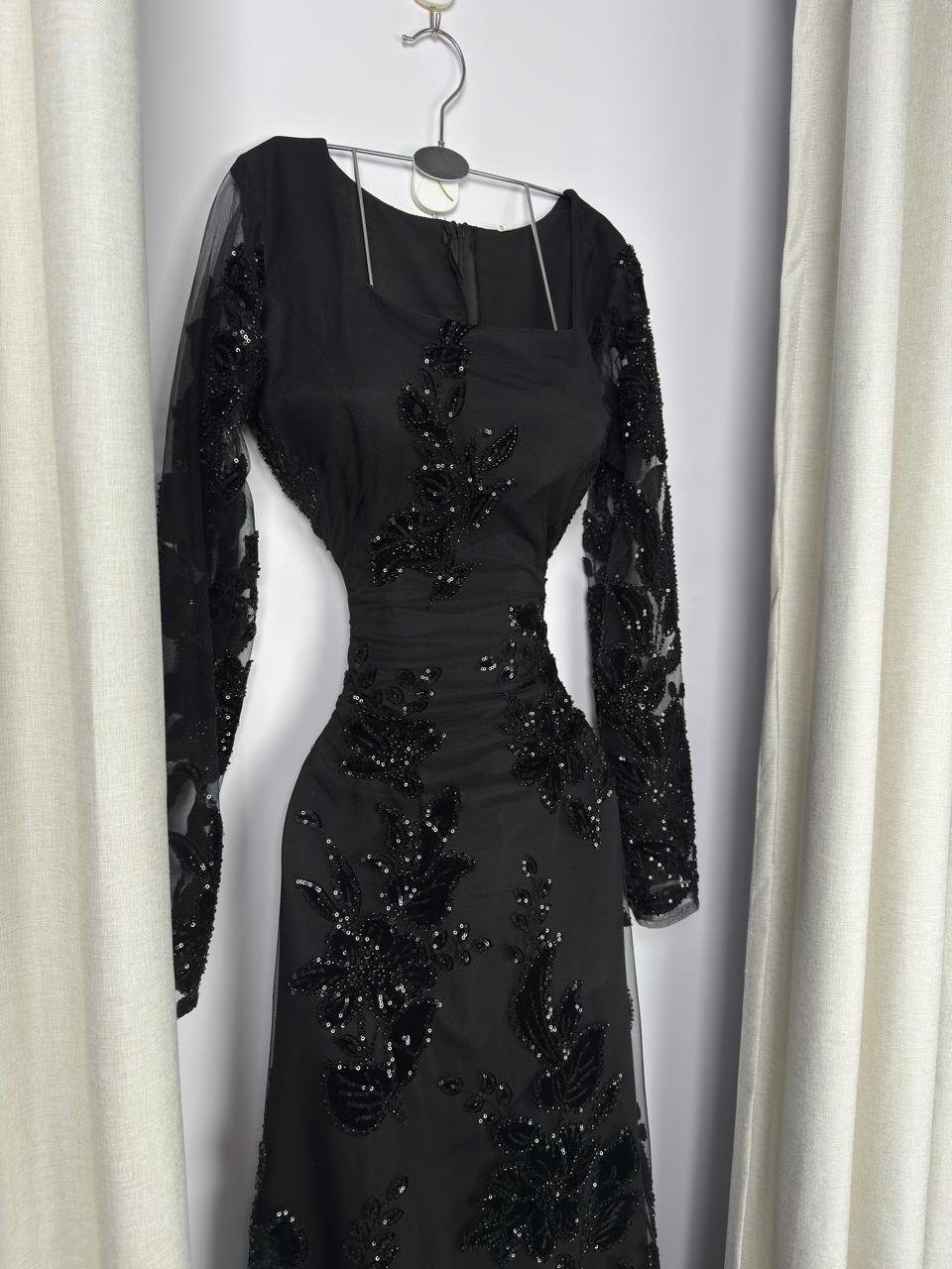 فستان سهرة أسود مطرز - الصورة 4