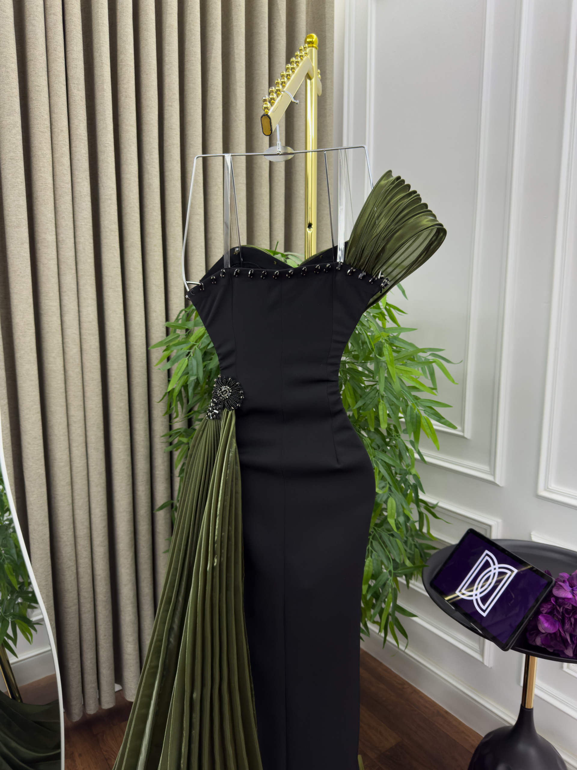 فستان سهرة بلون أسود - الصورة 4