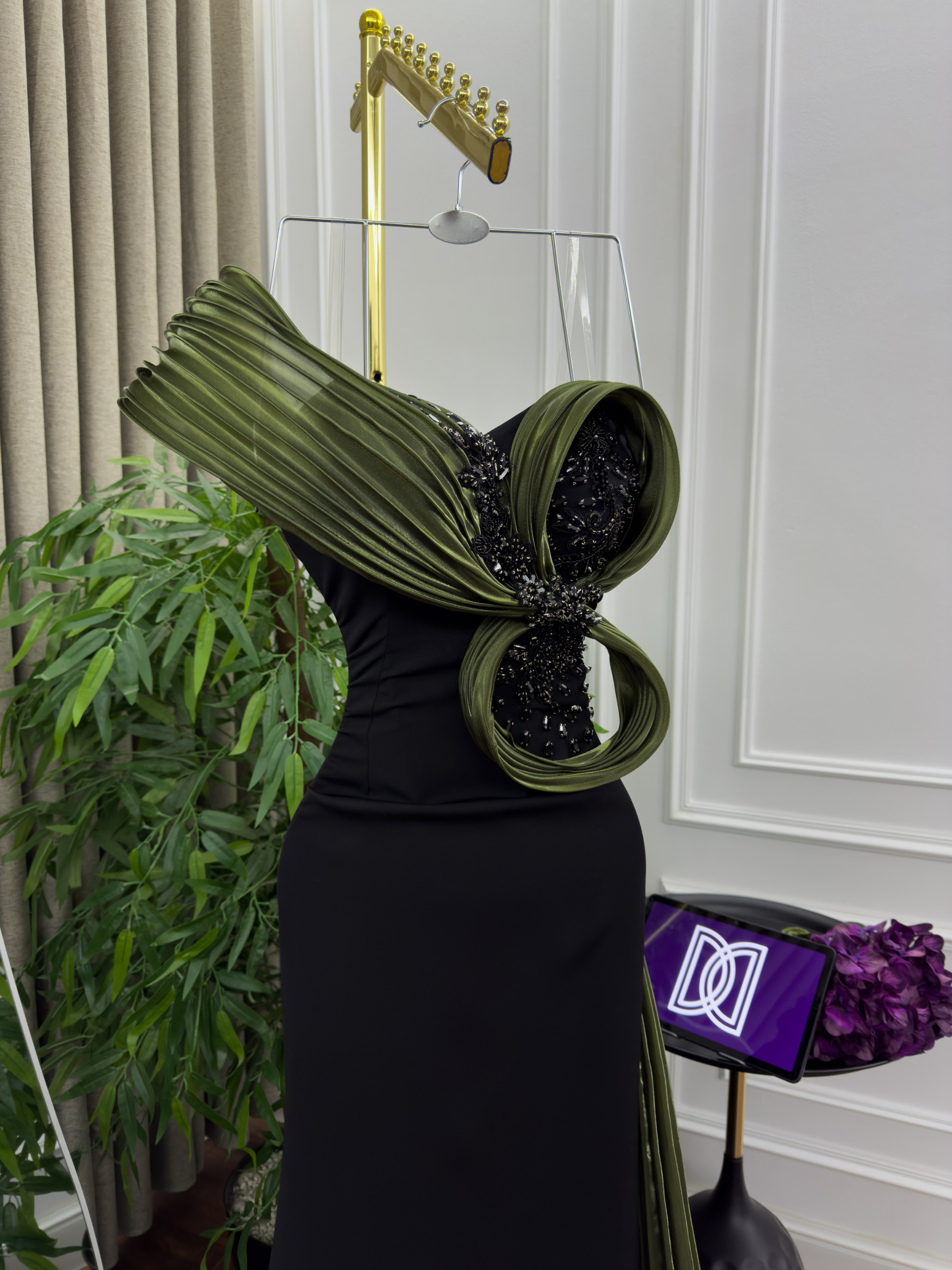 فستان سهرة بلون أسود - الصورة 3