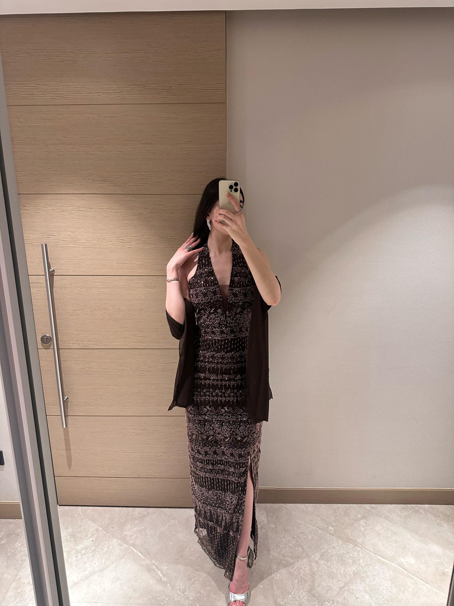 فستان سهرة بني مطرز