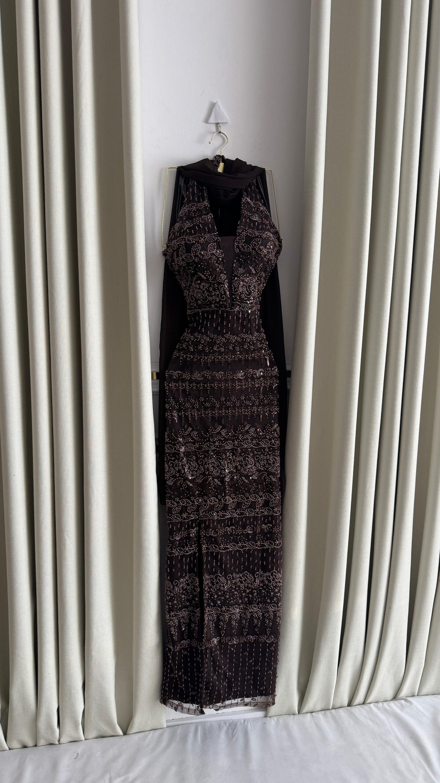 فستان سهرة بني مطرز - الصورة 4