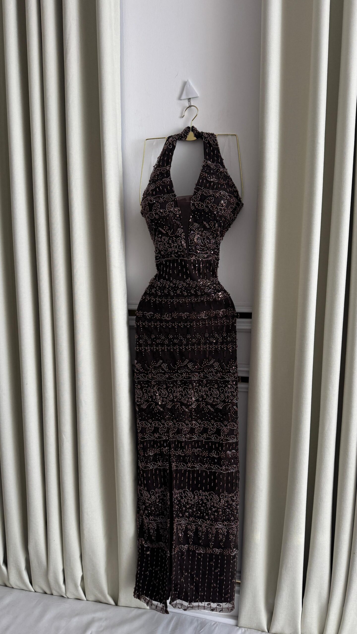 فستان سهرة بني مطرز - الصورة 2