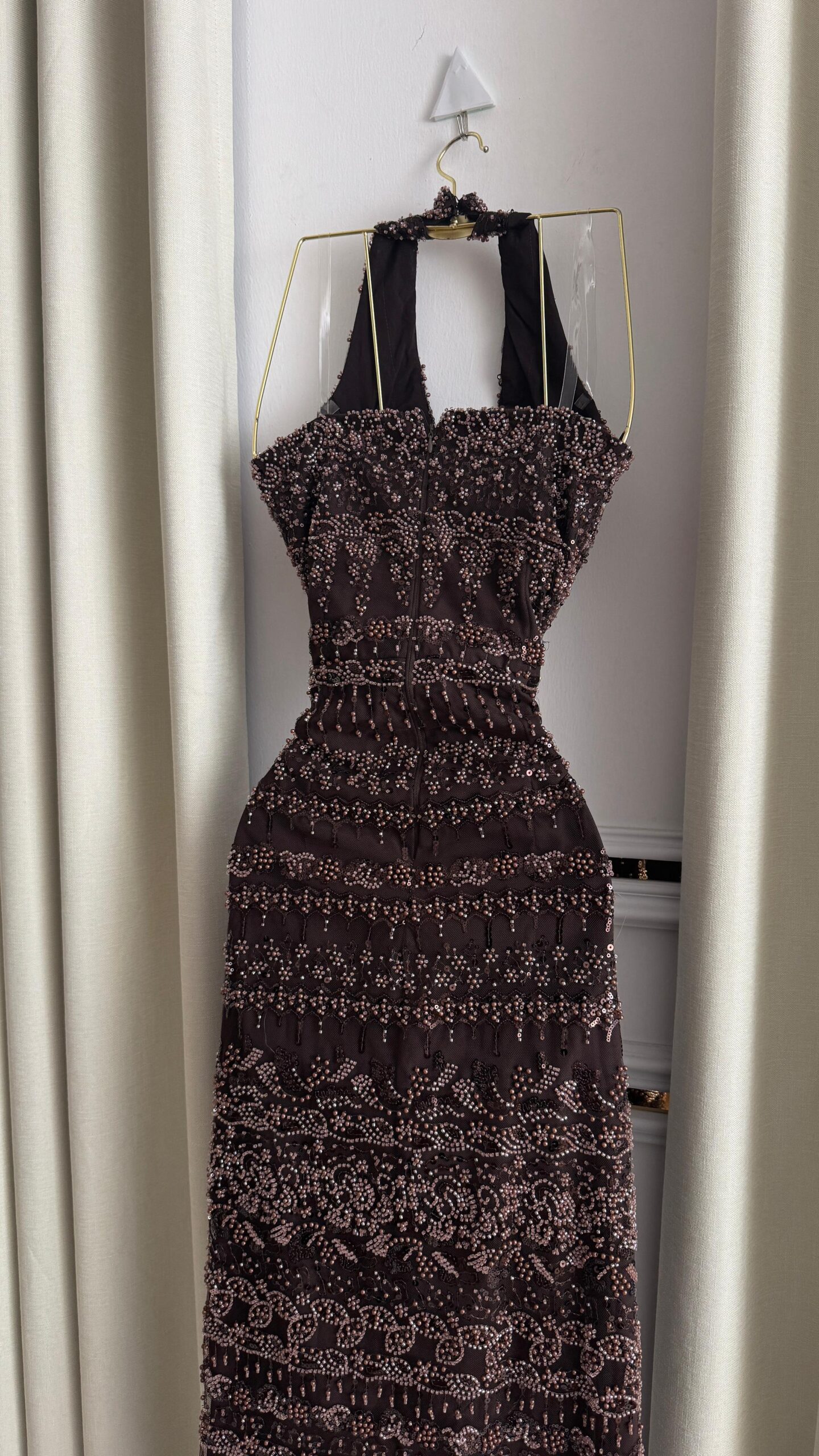 فستان سهرة بني مطرز - الصورة 3