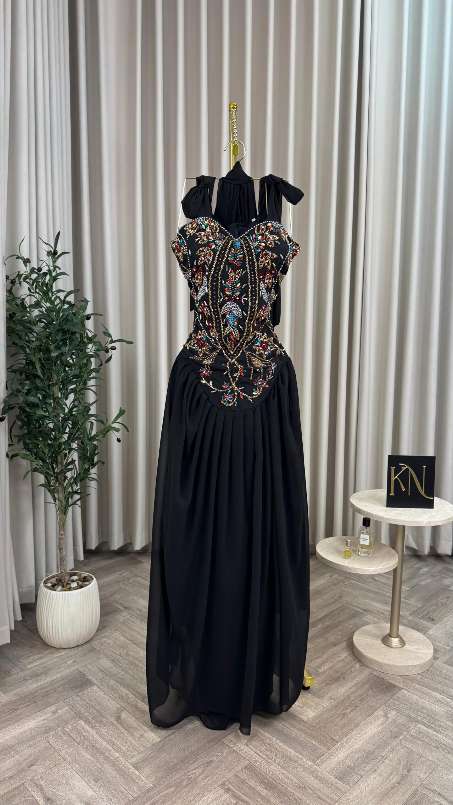 فستان سهرة بلون الأسود - الصورة 5