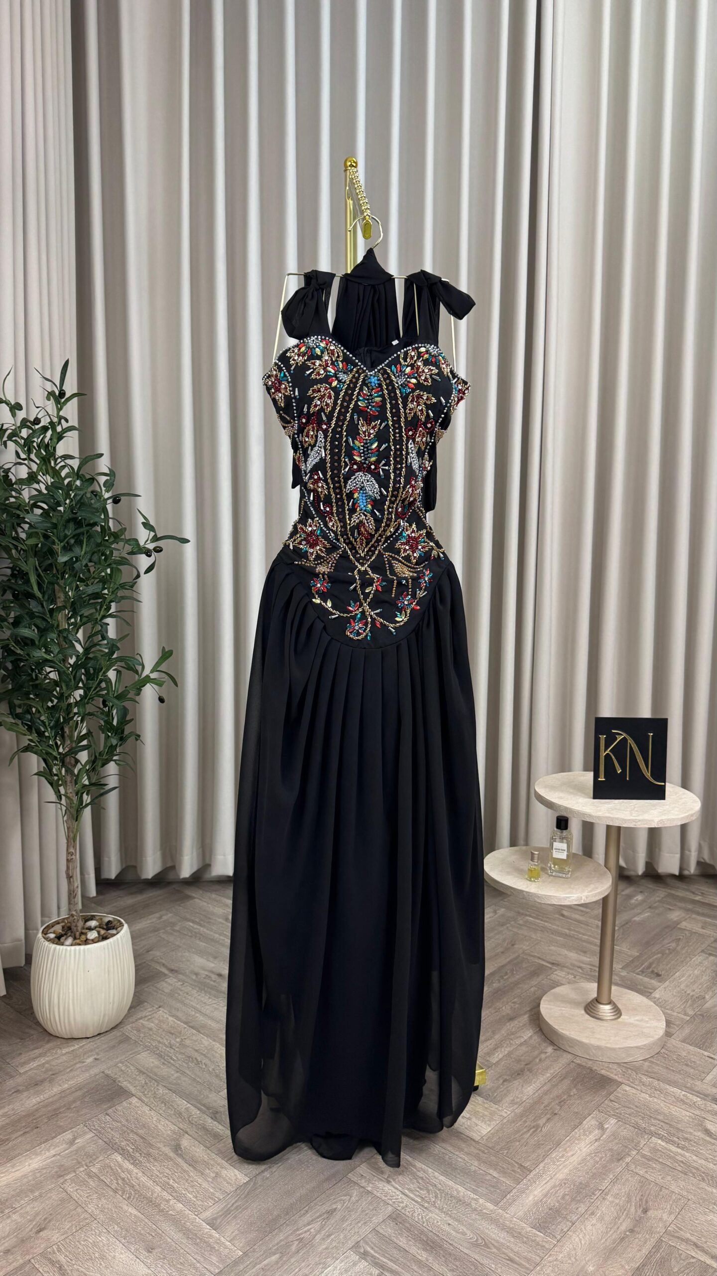 فستان سهرة بلون الأسود - الصورة 2