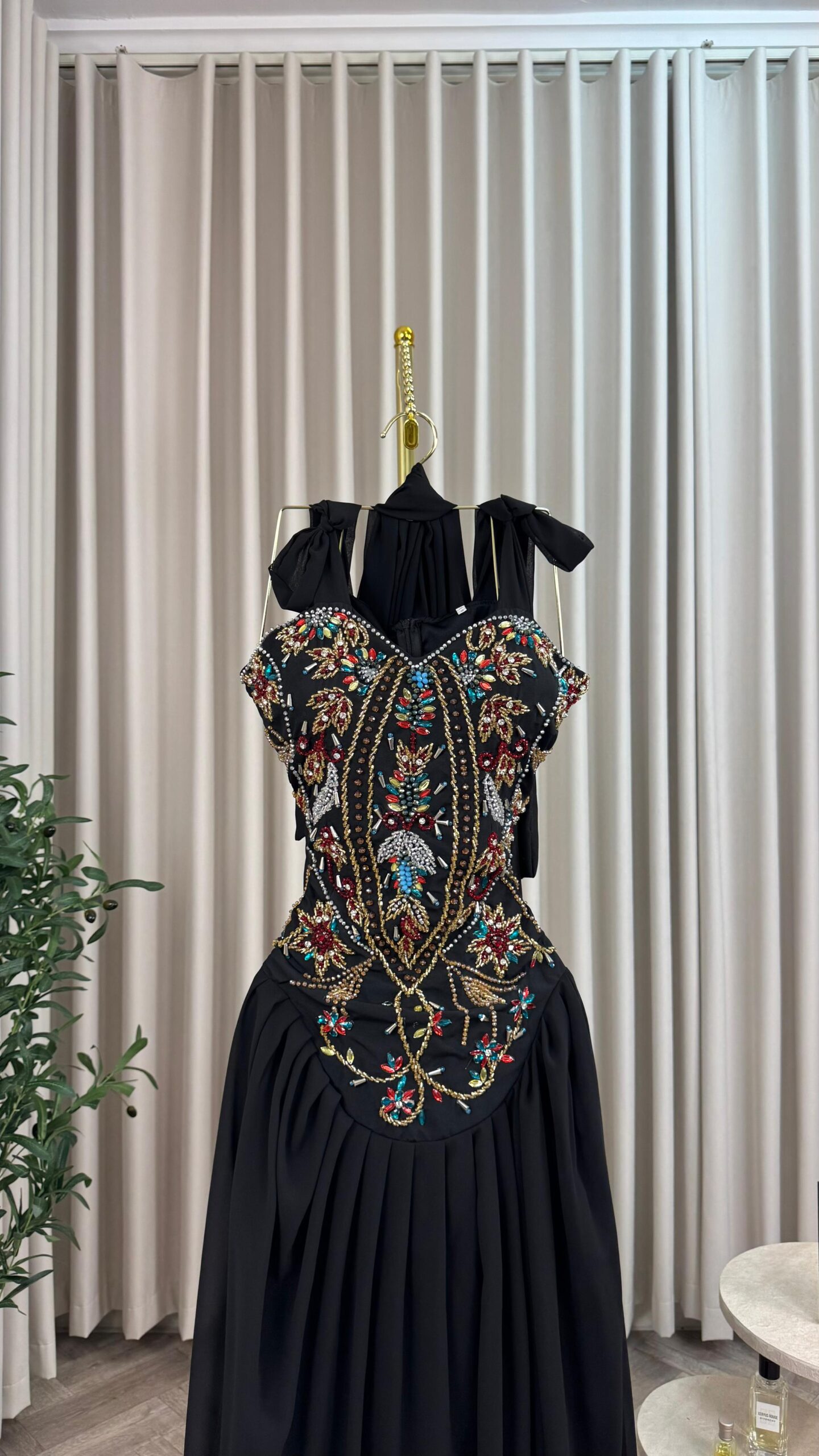 فستان سهرة بلون الأسود - الصورة 3