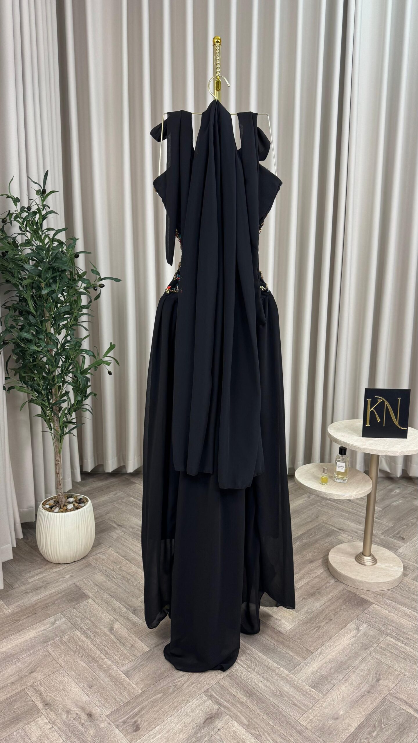 فستان سهرة بلون الأسود - الصورة 4