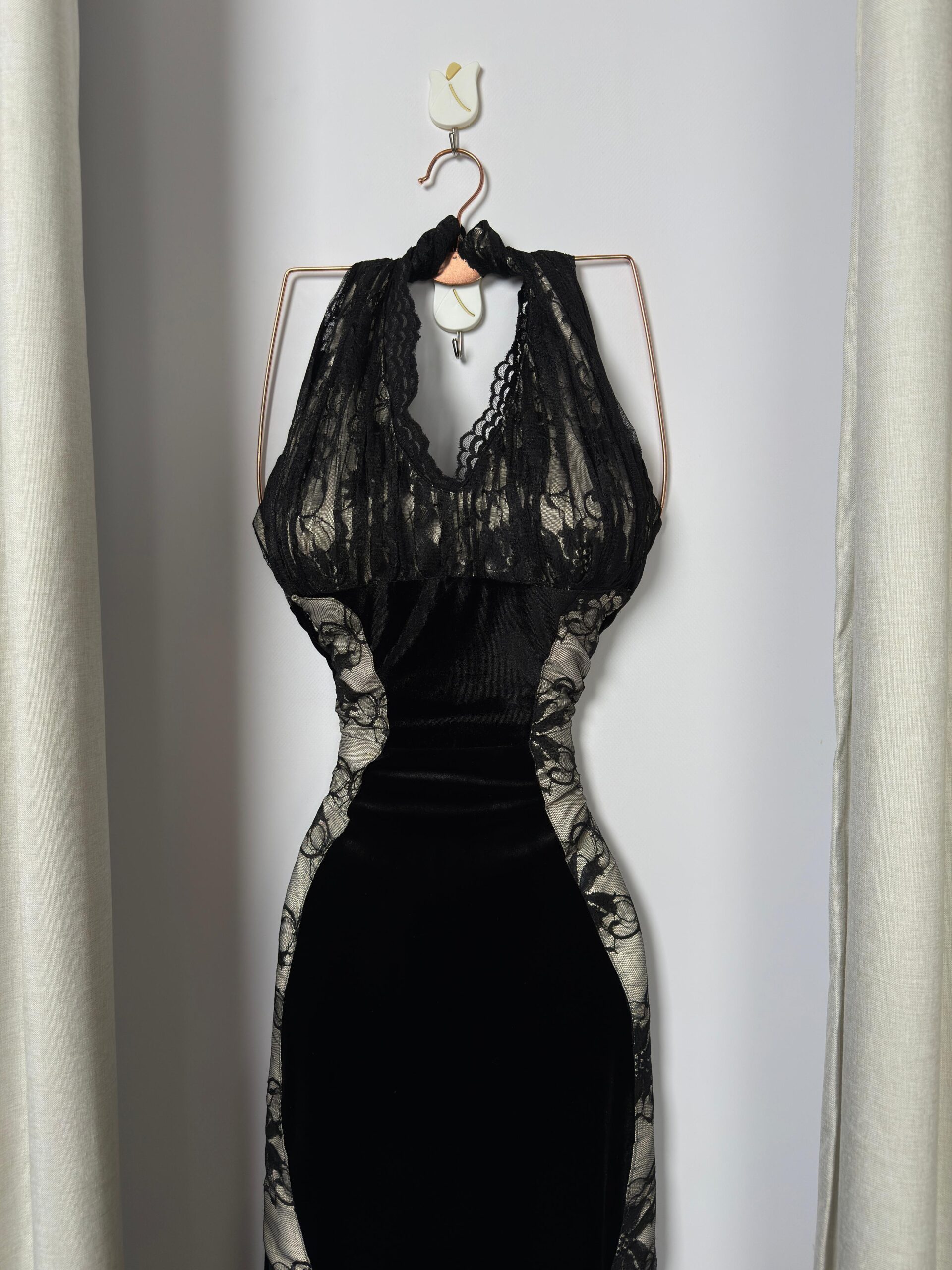 فستان سهرة مخمل أسود - الصورة 3