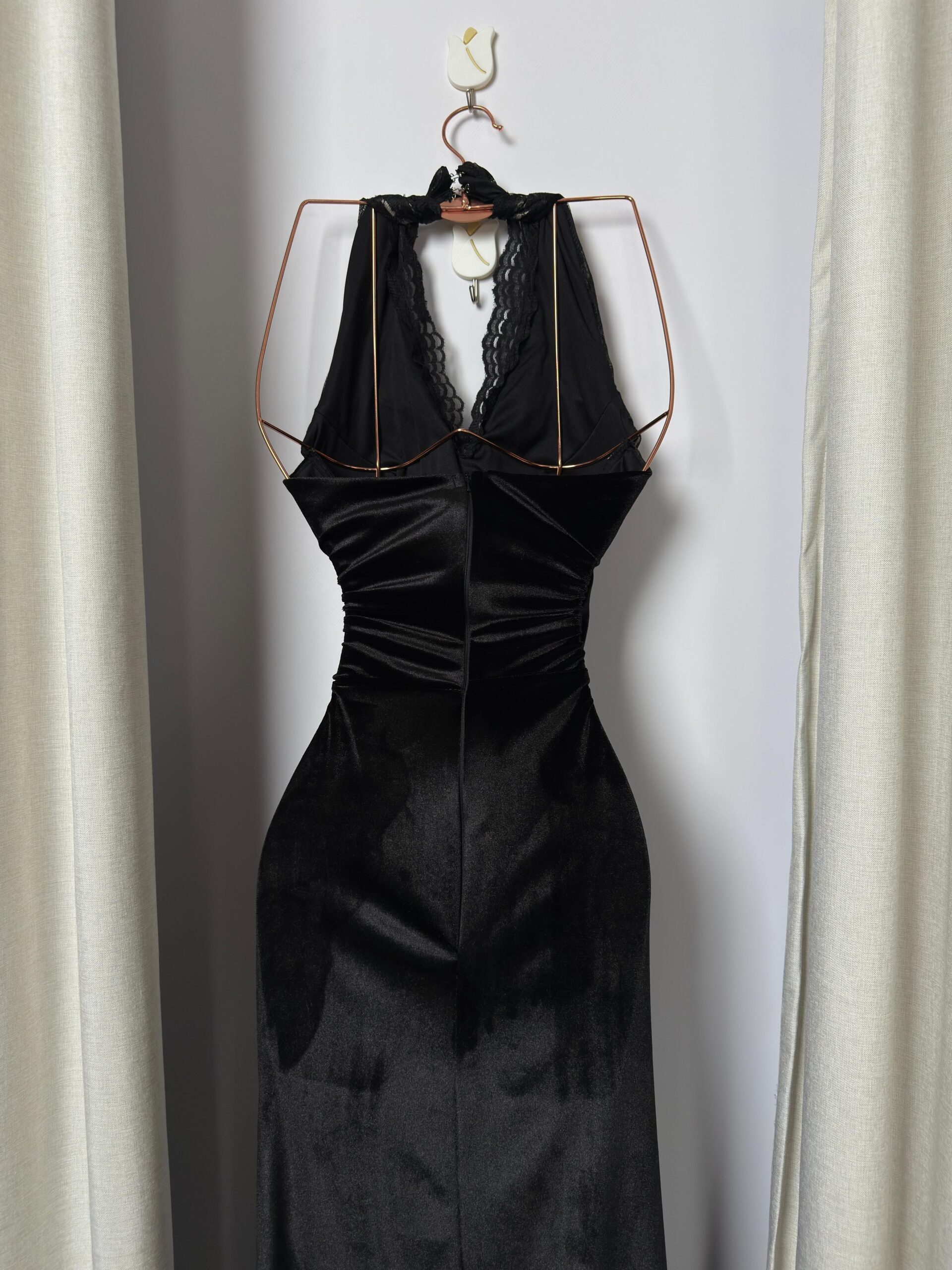 فستان سهرة مخمل أسود - الصورة 5