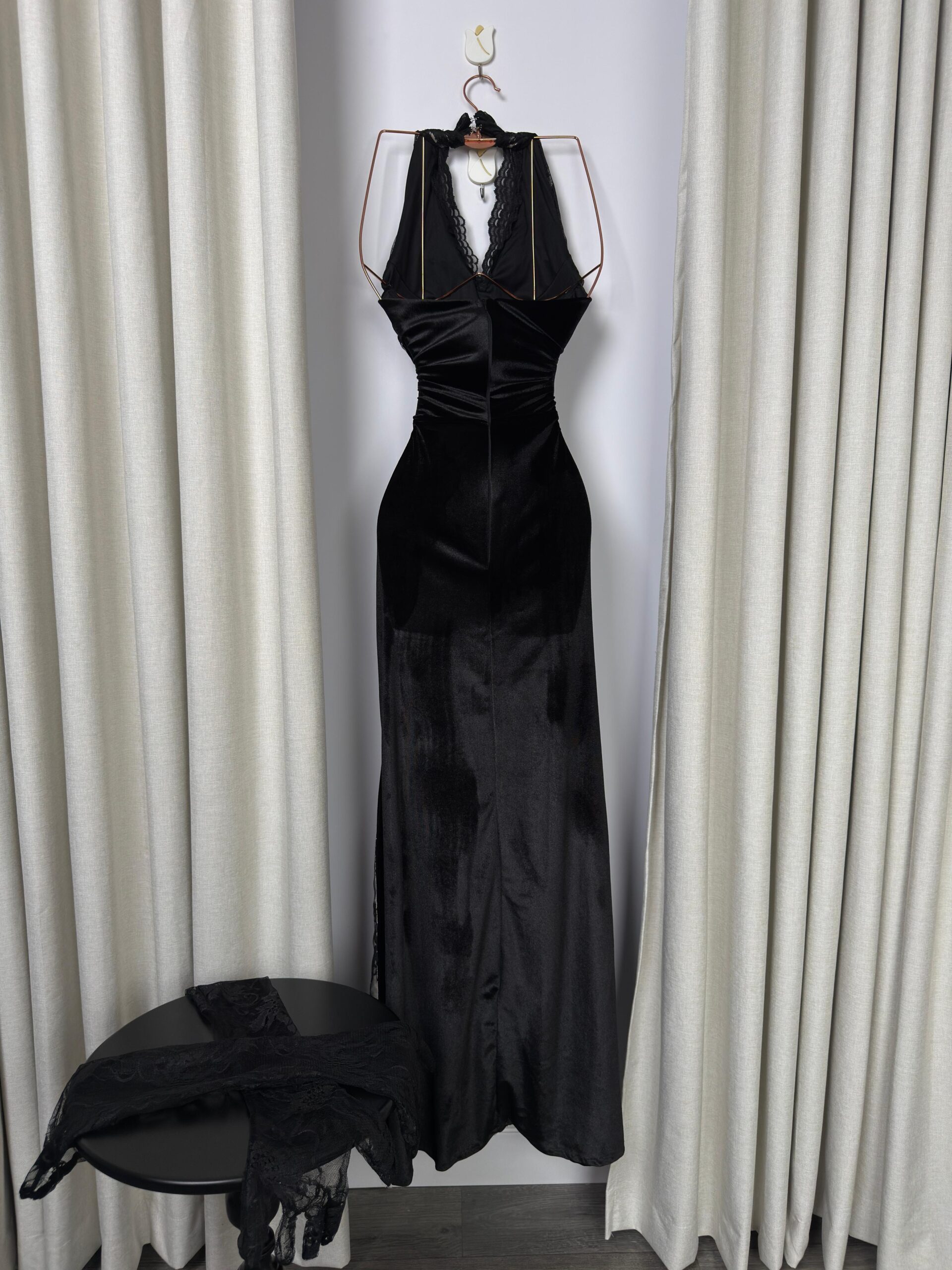 فستان سهرة مخمل أسود - الصورة 4