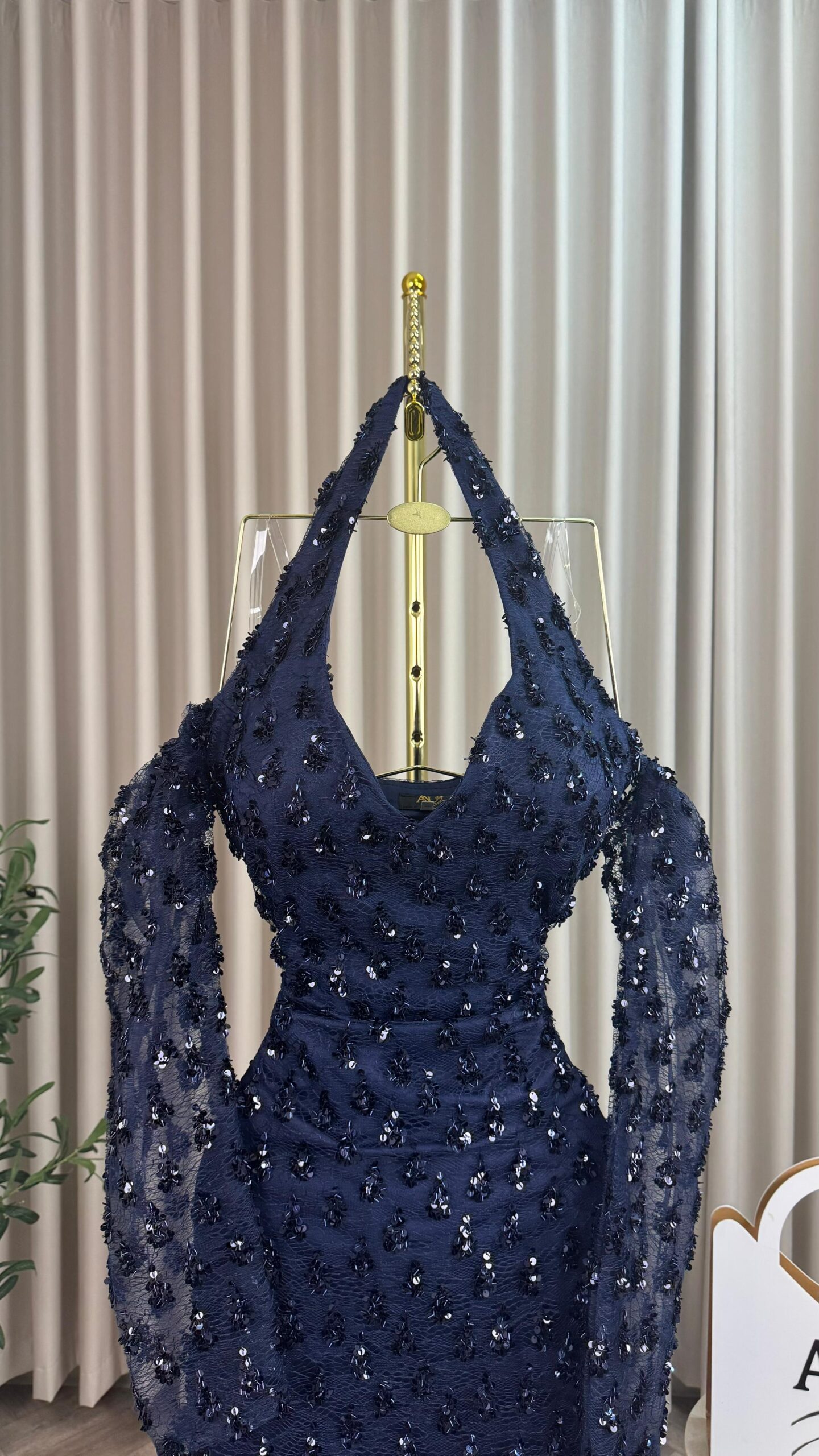 فستان سهرة لون أزرق داكن - الصورة 3