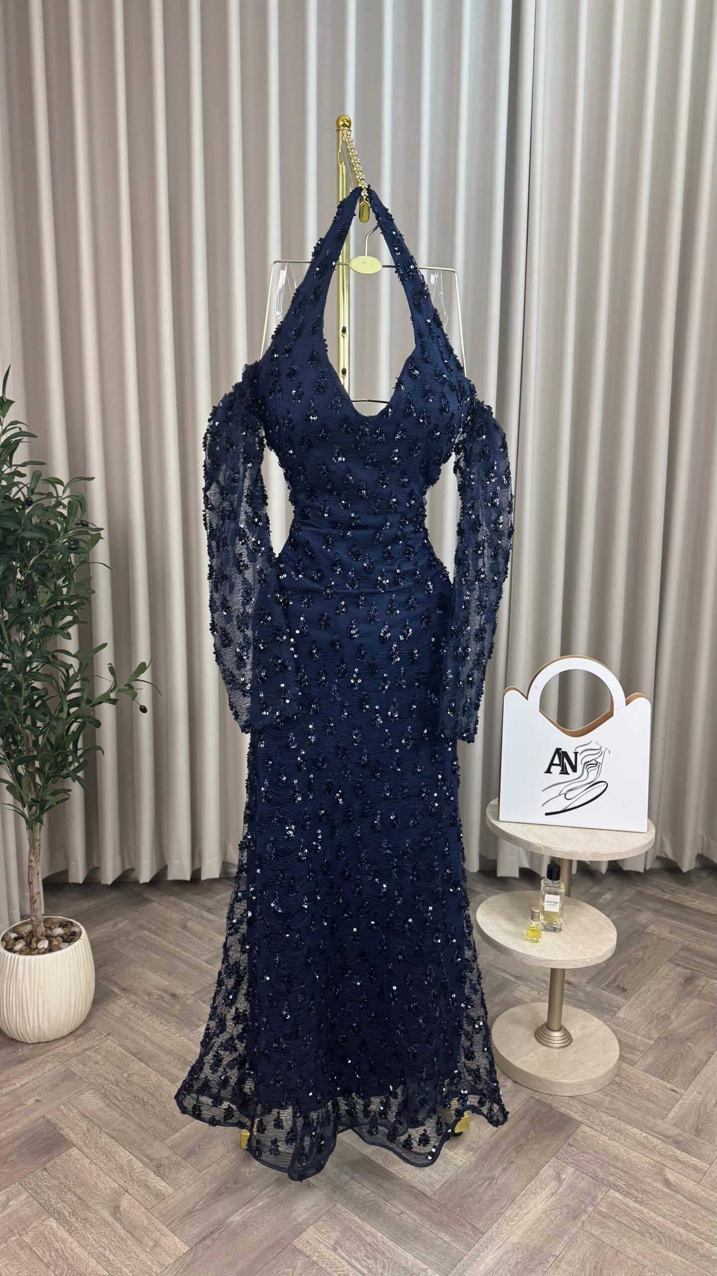 فستان سهرة لون أزرق داكن - الصورة 4