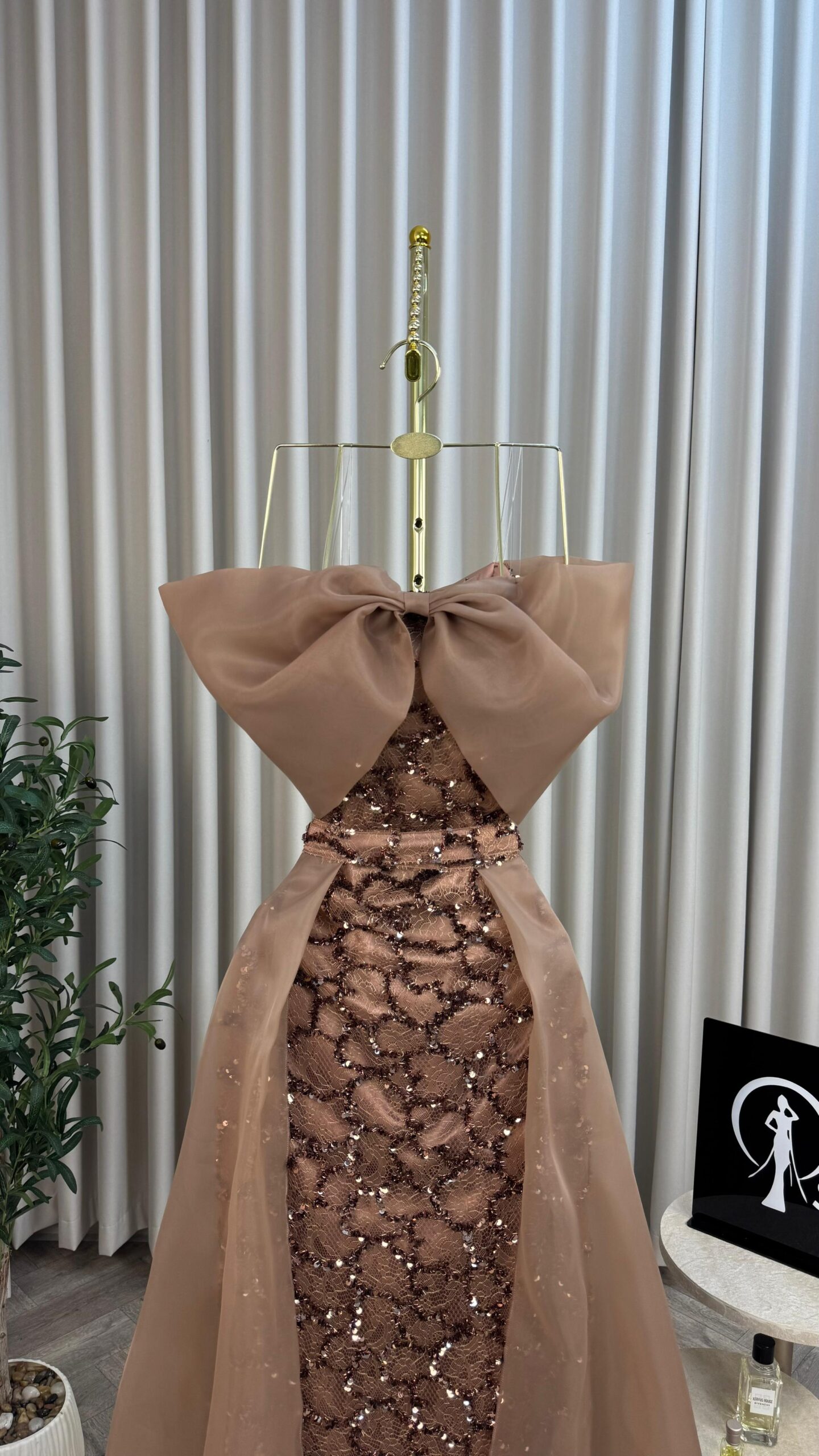فستان البني الفاخر تصميم راقٍ لمناسباتك الخاصة" - الصورة 2