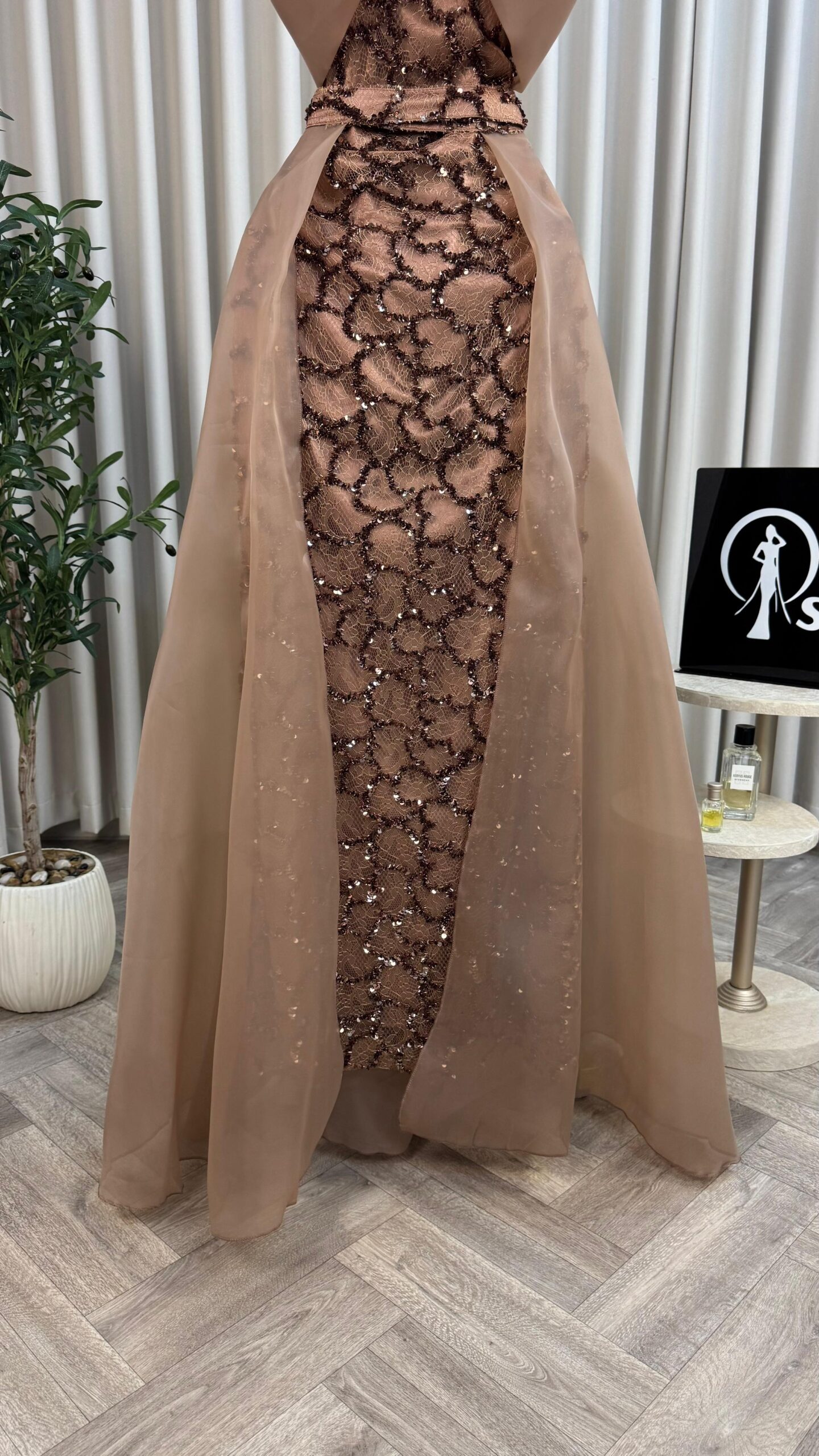 فستان البني الفاخر تصميم راقٍ لمناسباتك الخاصة" - الصورة 3