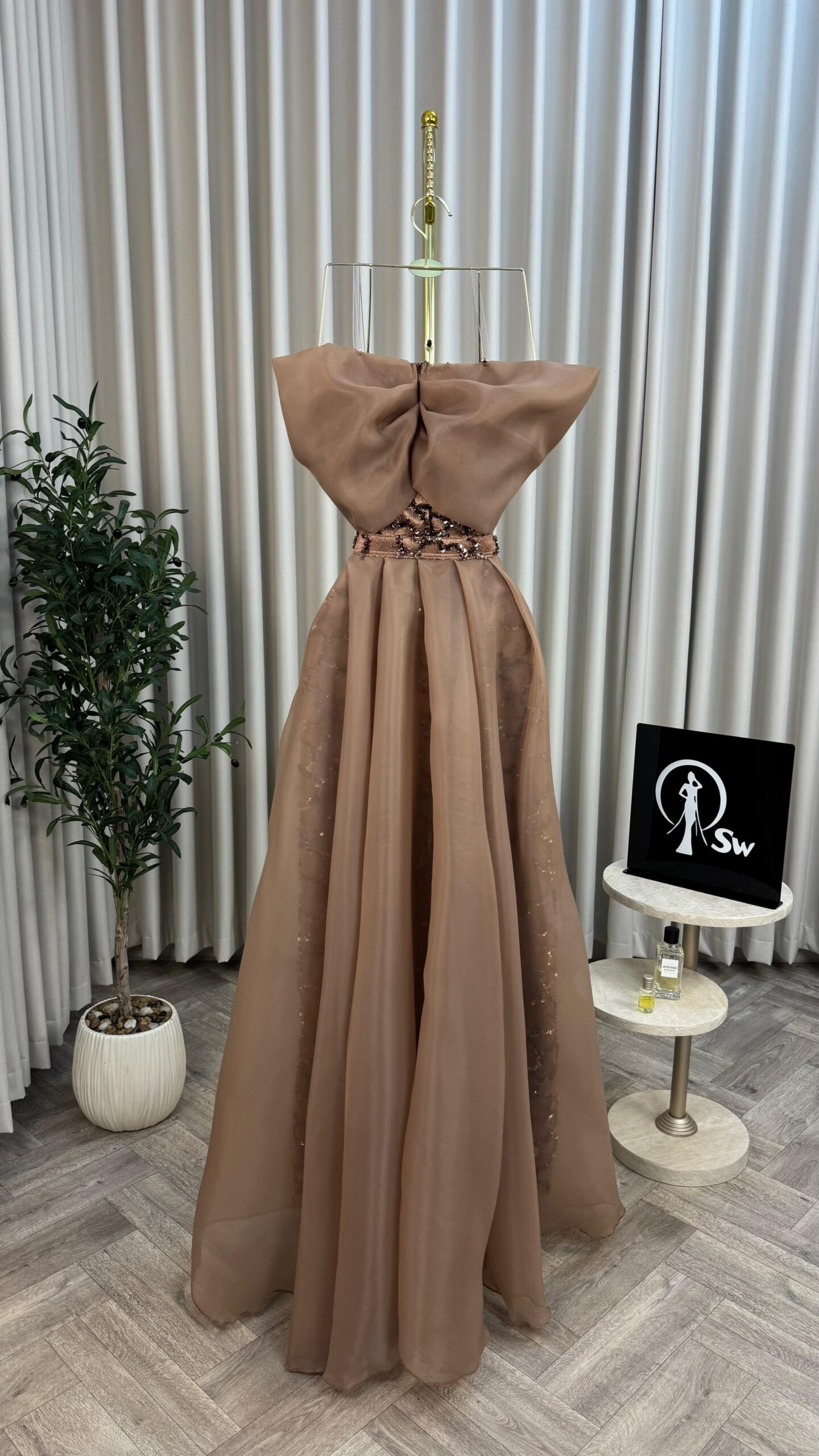 فستان البني الفاخر تصميم راقٍ لمناسباتك الخاصة" - الصورة 4
