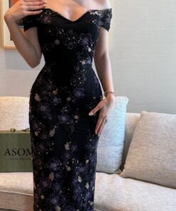 فستان سهرة أسود مطرّز بنقوش بنفسجية وذهبية – متجر روزيتا