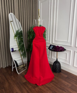 Alternative view of فستان سهرة أحمر بقصّة أنيقة وشق أمامي