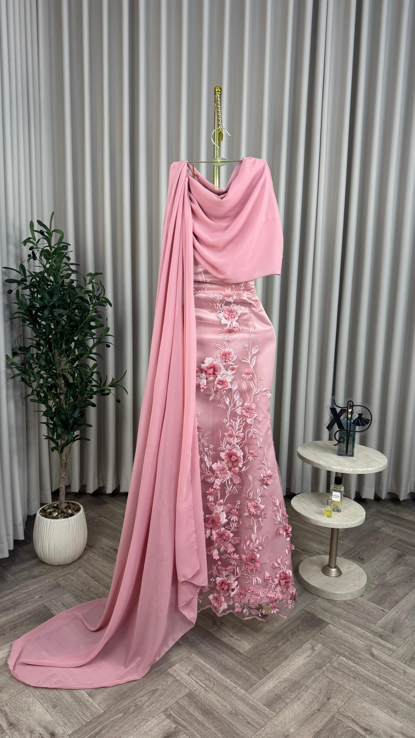 فستان سهرة بلون وردي - الصورة 3