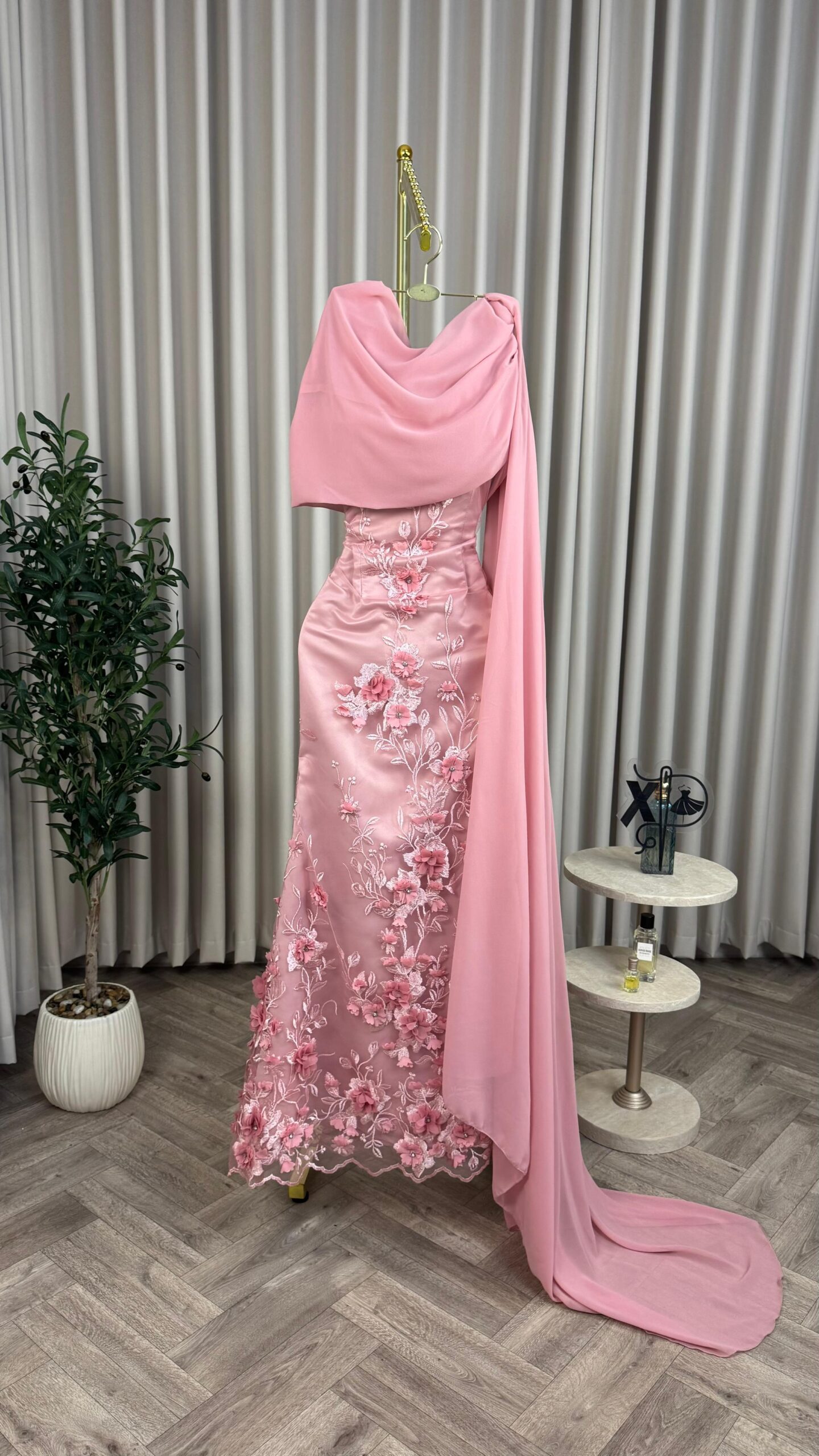 فستان سهرة بلون وردي