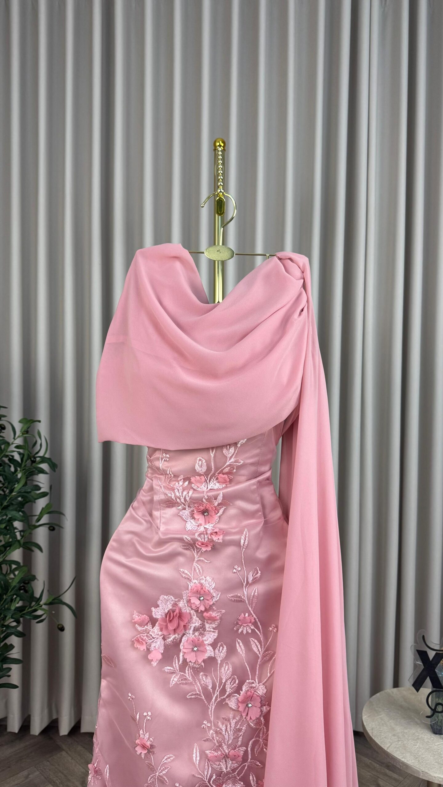 فستان سهرة بلون وردي - الصورة 2