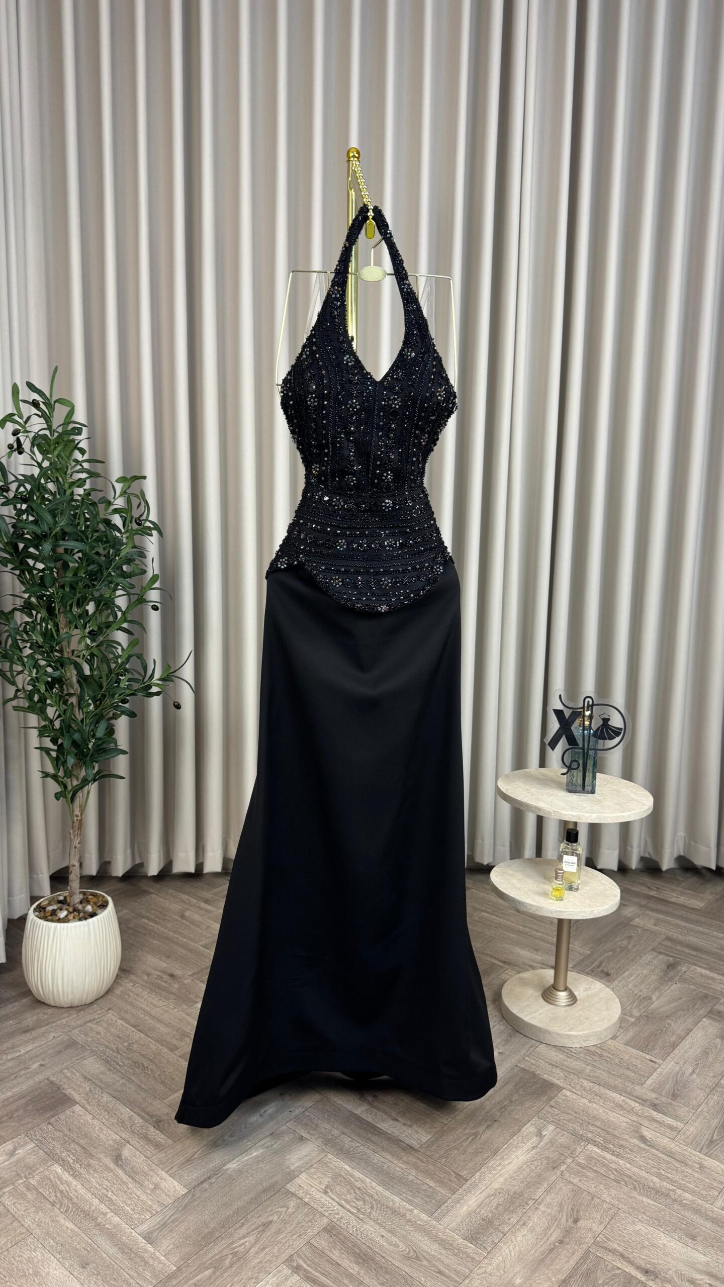 فستان سهرة بلون الاسود