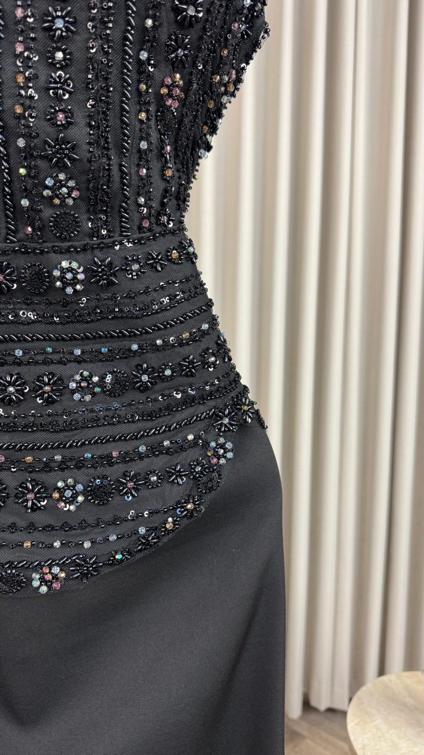 فستان سهرة بلون الاسود - الصورة 4