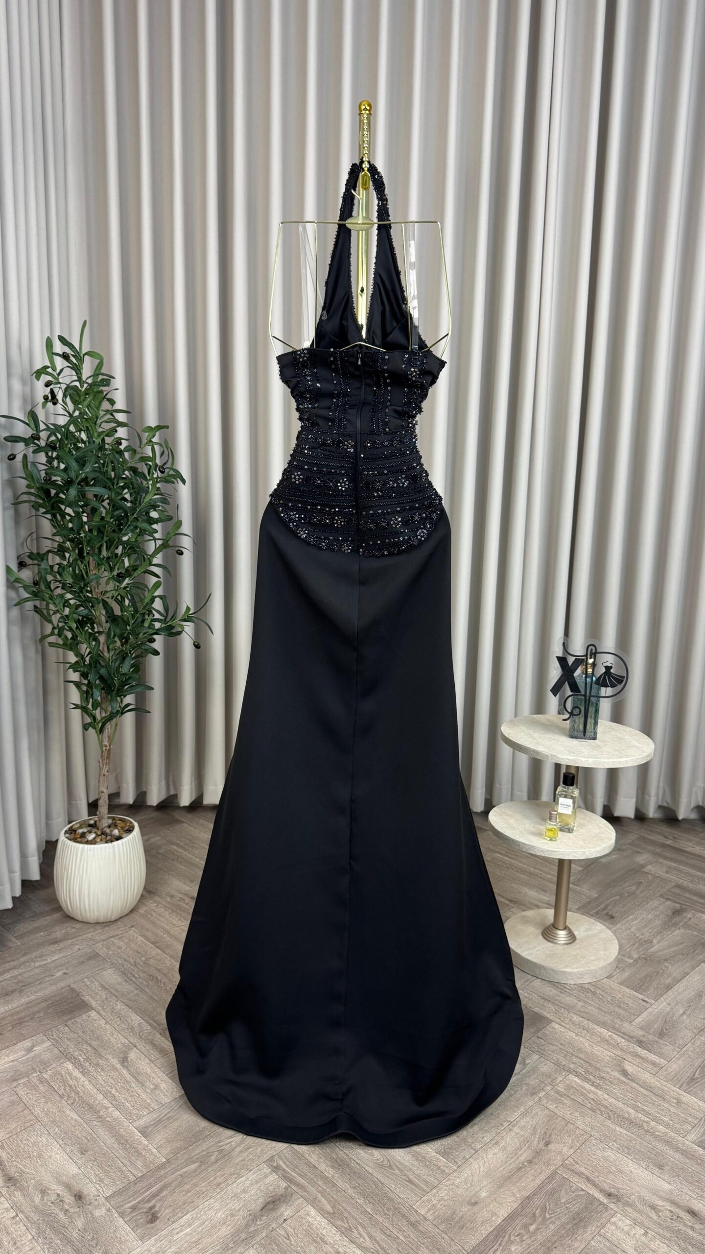 فستان سهرة بلون الاسود - الصورة 3