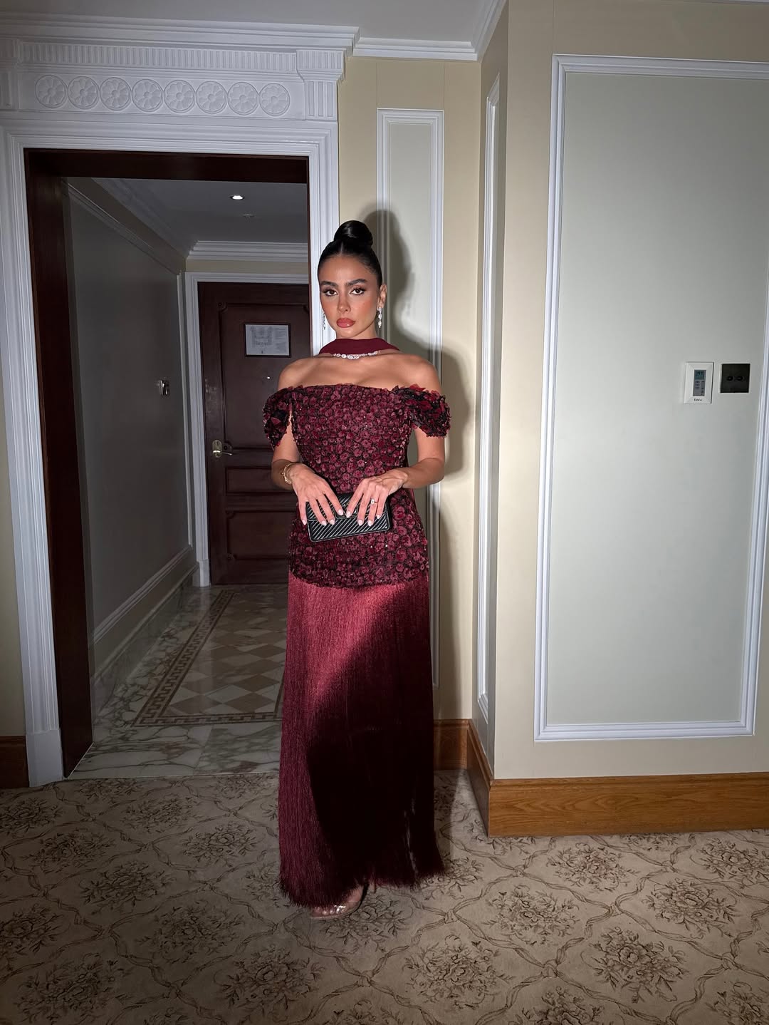 فستان خمري فاخر بتصميم مزدوج