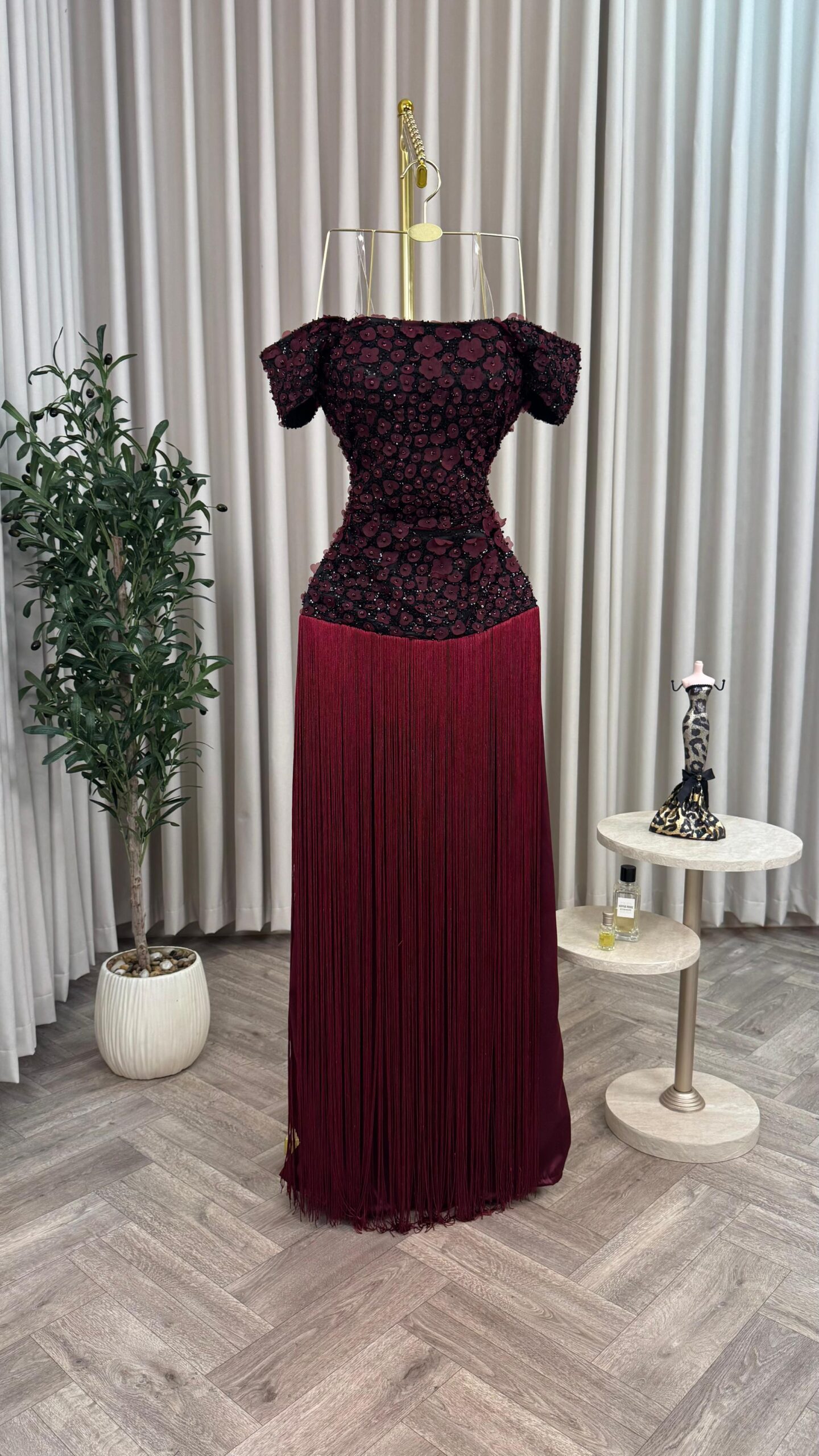 فستان خمري فاخر بتصميم مزدوج - الصورة 2