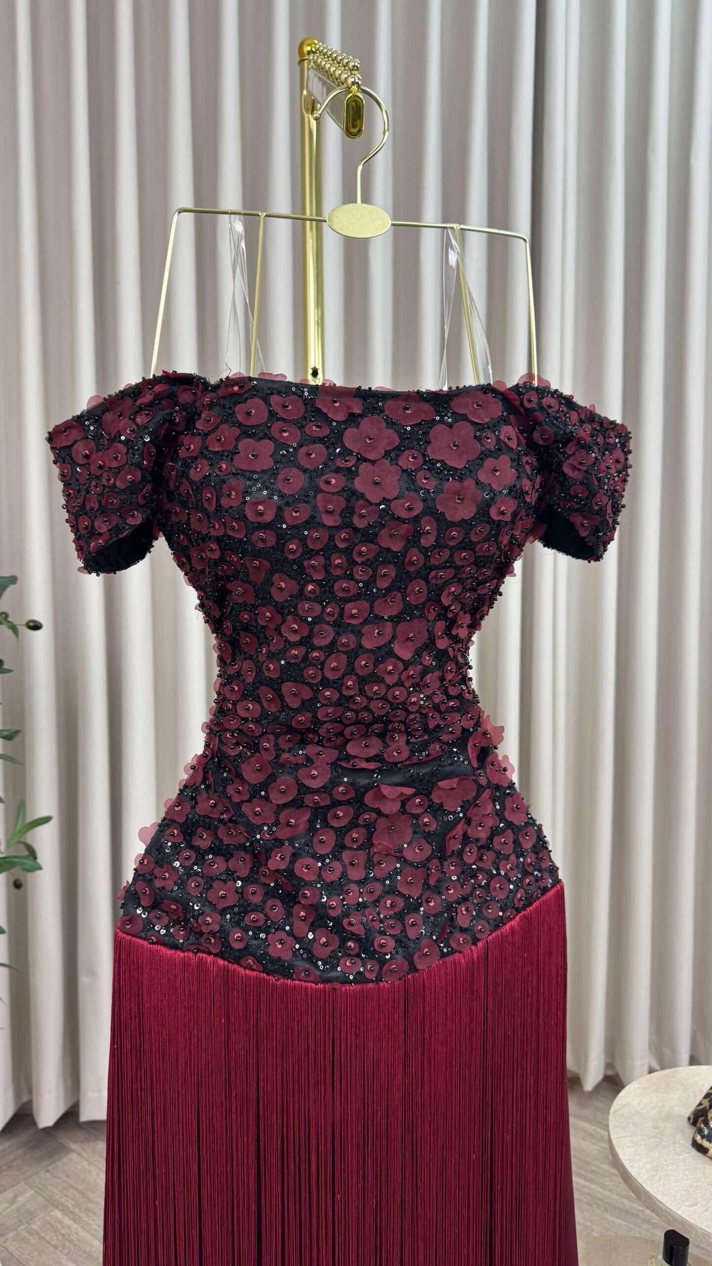 فستان خمري فاخر بتصميم مزدوج - الصورة 4