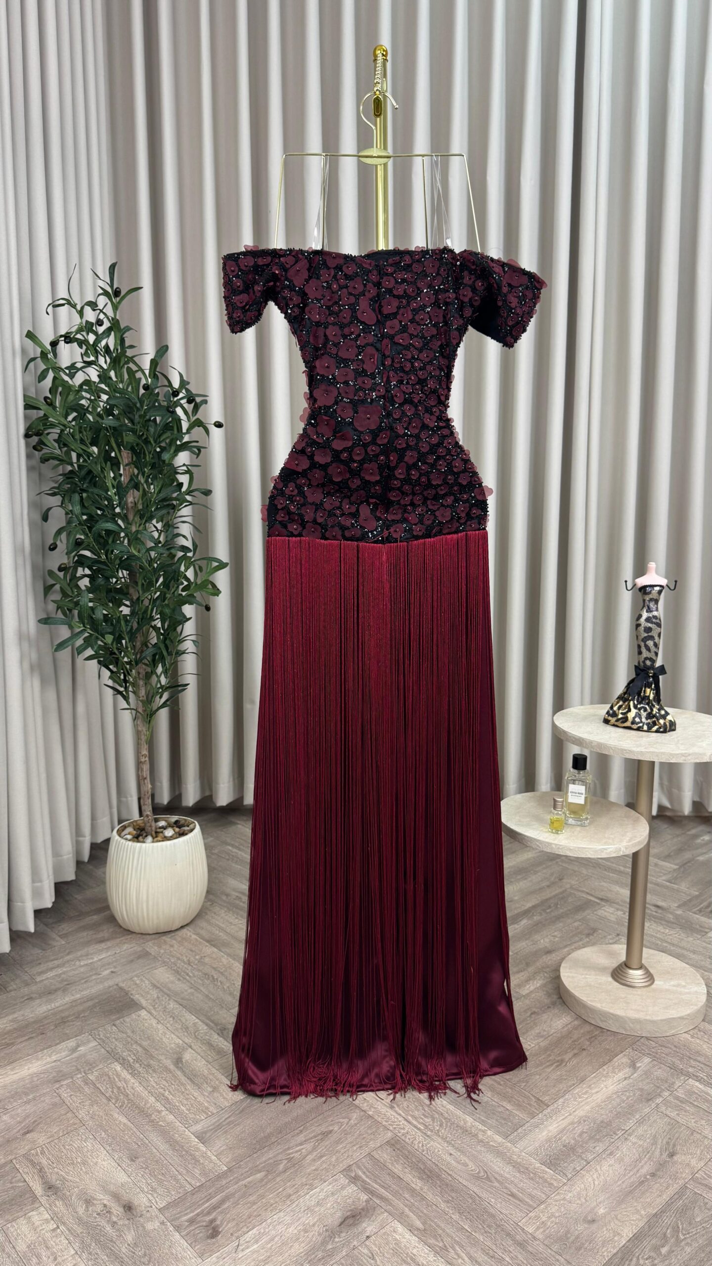 فستان خمري فاخر بتصميم مزدوج - الصورة 3