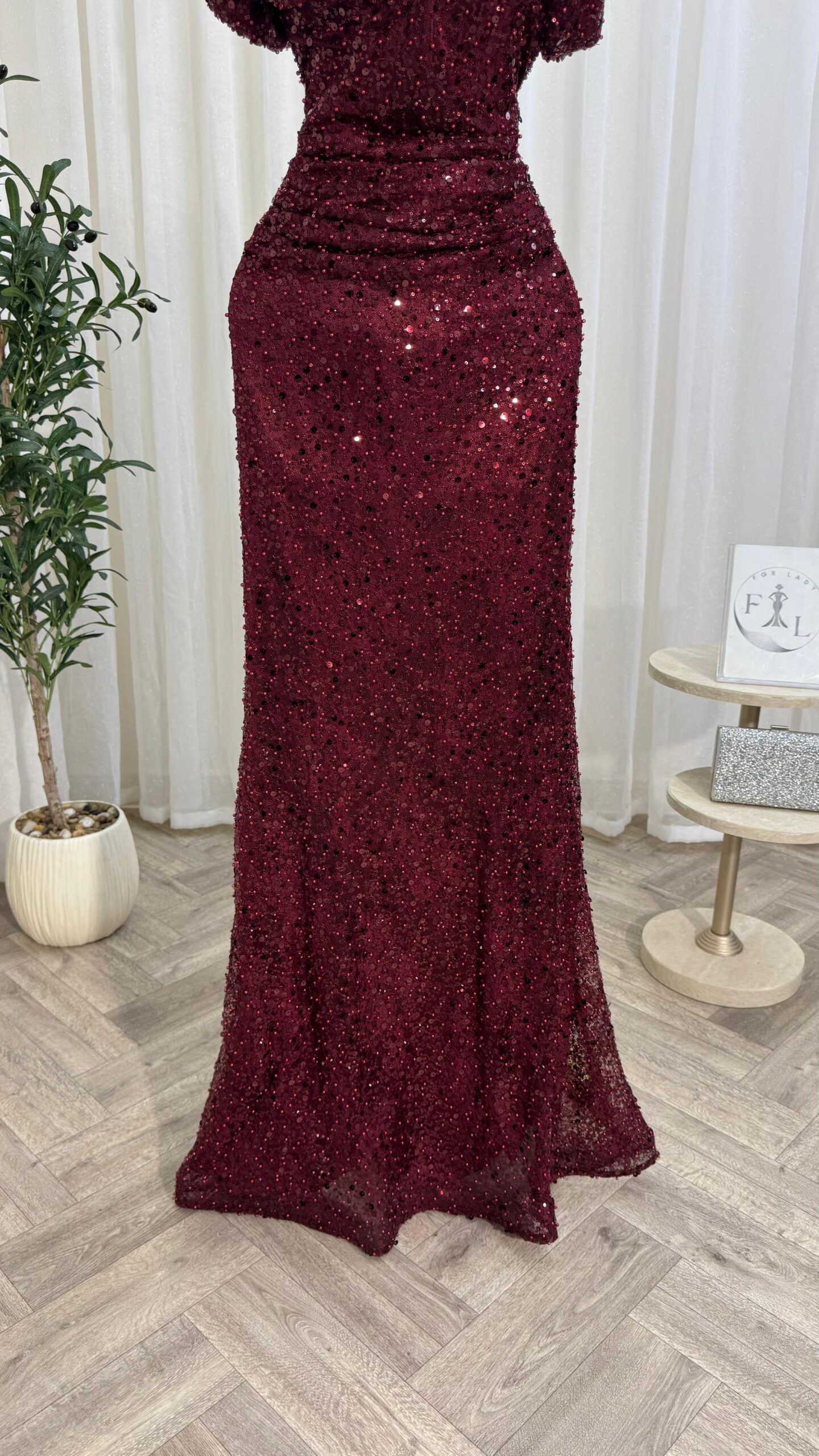 فستان بورغندي فخم – تألق يليق بالمرأة السعودية - الصورة 4