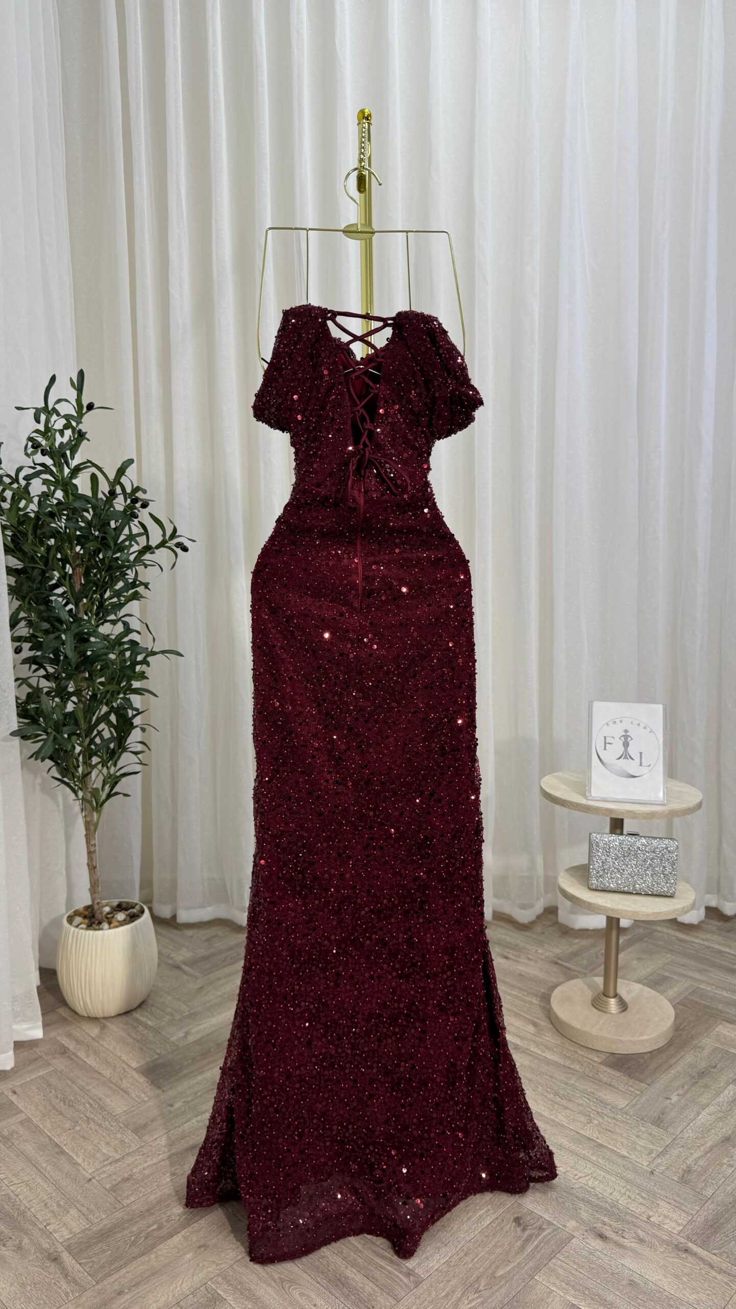 فستان بورغندي فخم – تألق يليق بالمرأة السعودية - الصورة 2