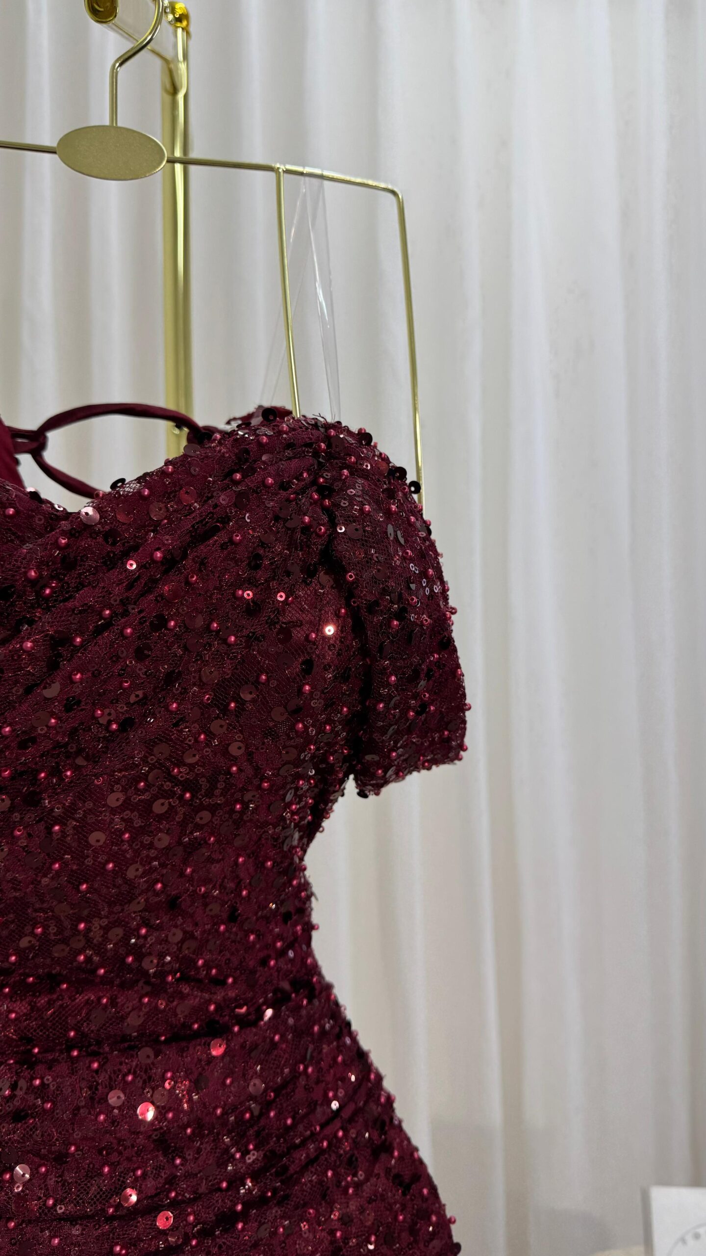 فستان بورغندي فخم – تألق يليق بالمرأة السعودية - الصورة 3