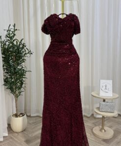 فستان بورغندي فخم – تألق يليق بالمرأة السعودية