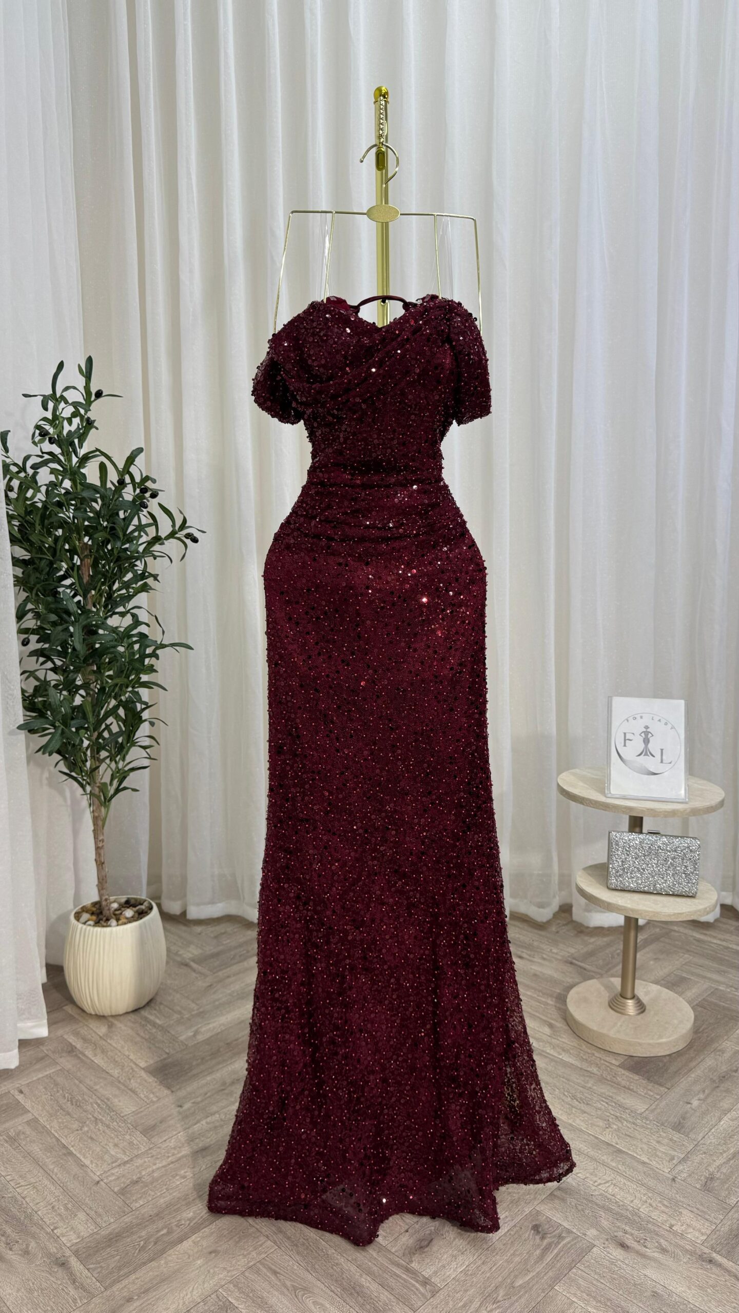 فستان بورغندي فخم – تألق يليق بالمرأة السعودية