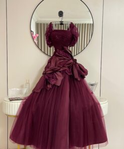 فستان خمري أناقة كلاسيكية