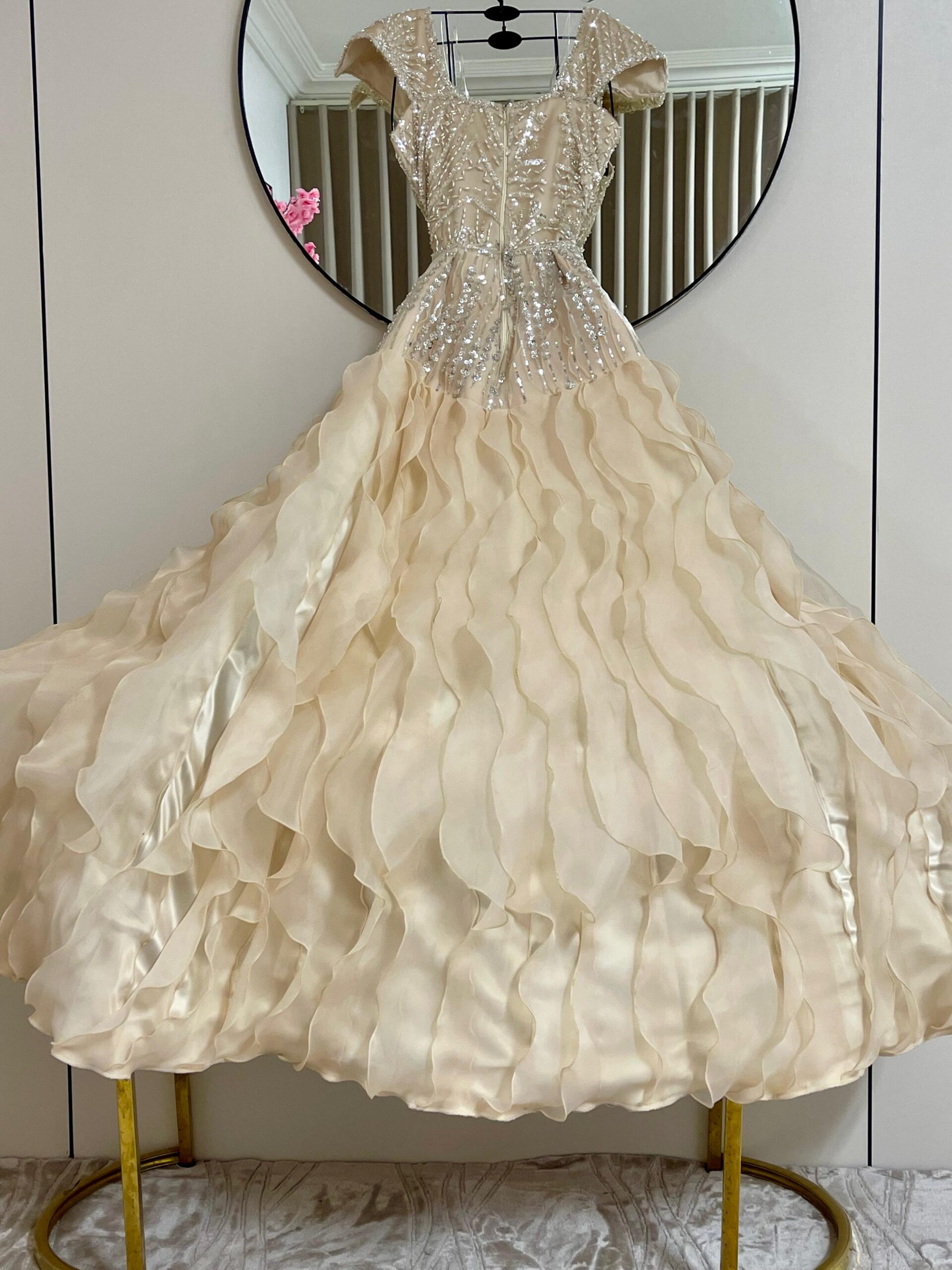 فستان فاخر بتطريزات فضية وتصميم ملكي - الصورة 3