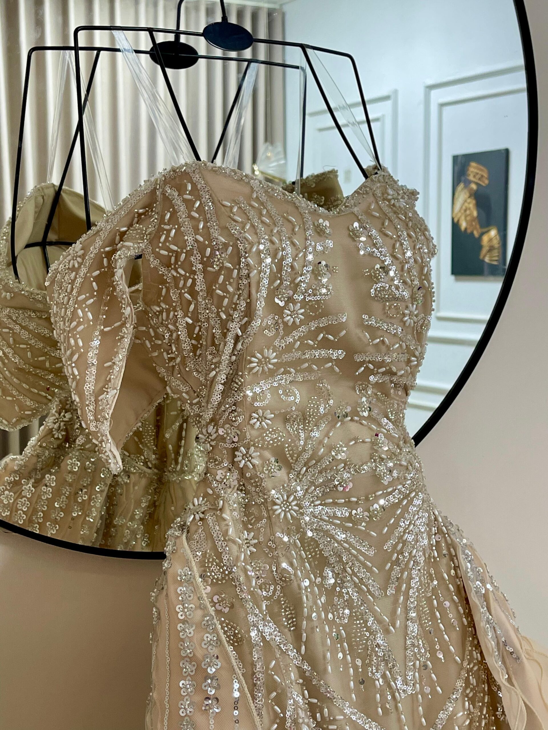 فستان فاخر بتطريزات فضية وتصميم ملكي - الصورة 4