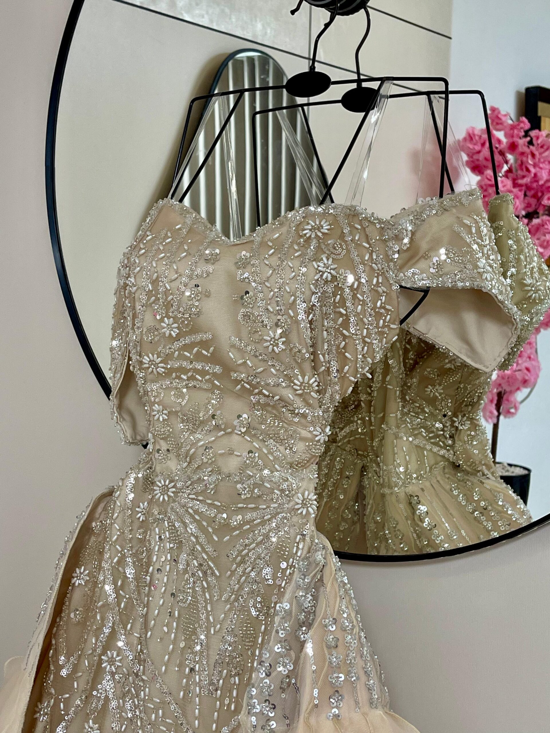 فستان فاخر بتطريزات فضية وتصميم ملكي - الصورة 2